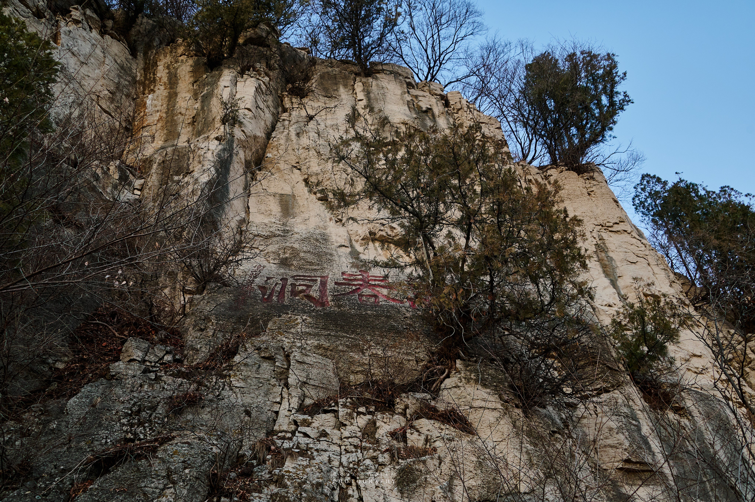 Рассвет на храмовой горе Юнмень. Цинчжоу. Фотограф Роман Адлер