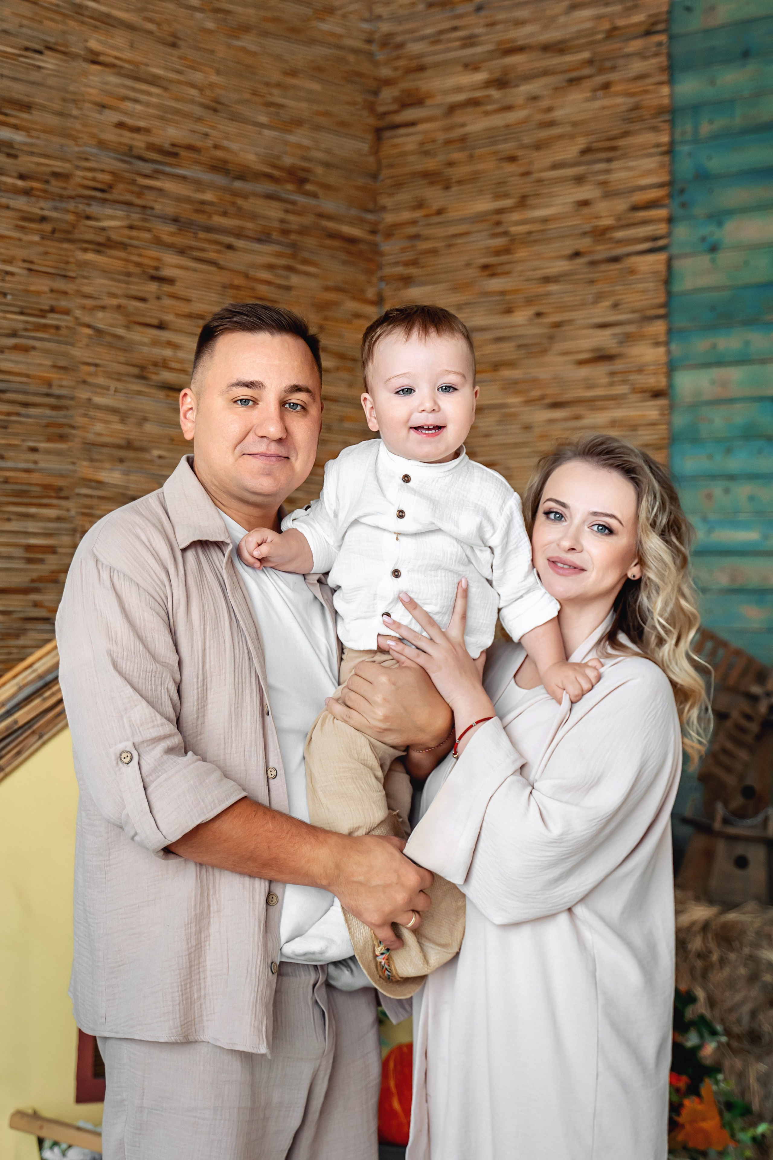 Семейная съемка с кроликами в студии. Фотограф \ Видеограф на Крещение, Венчание Москва| Семейные съемки