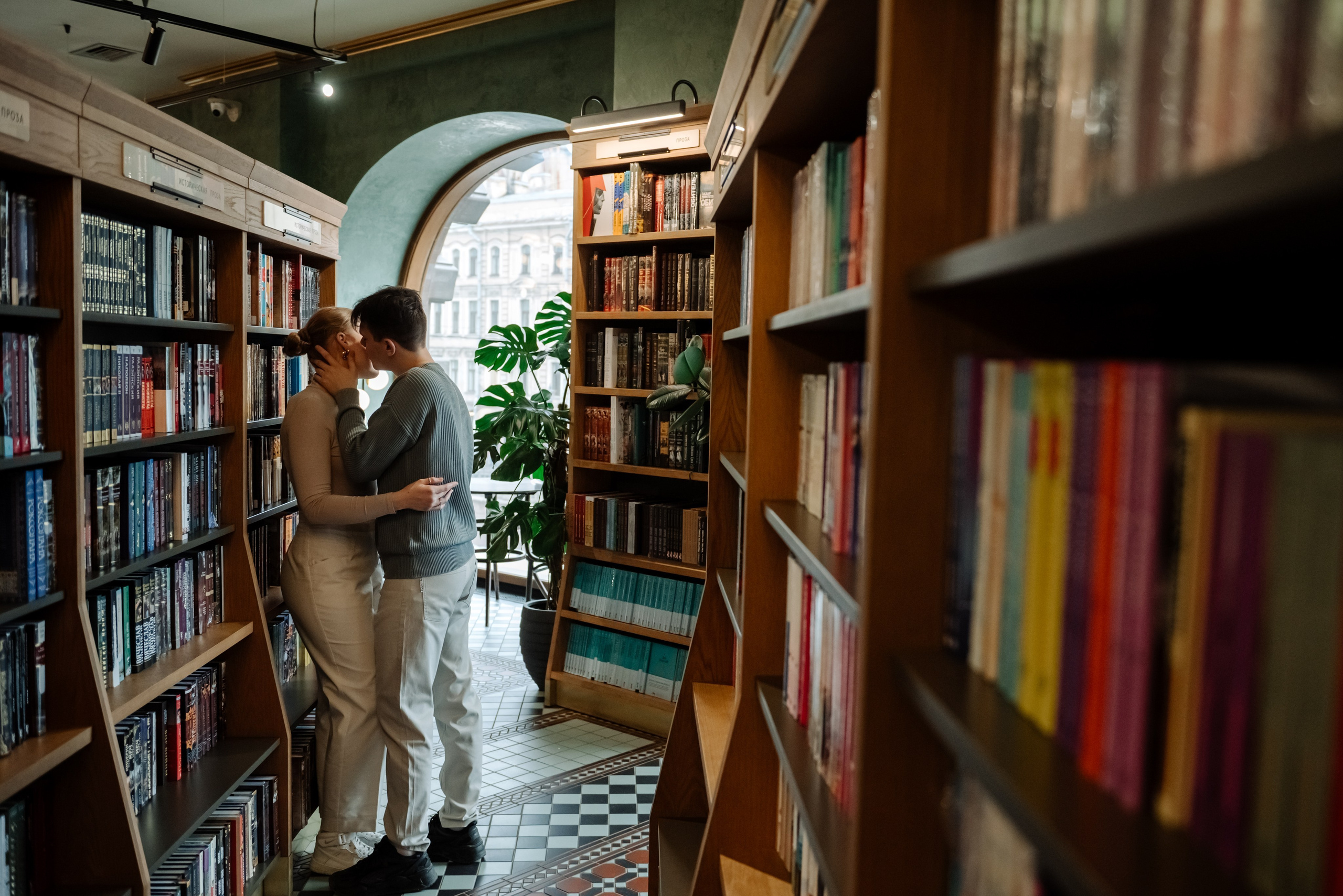 Фото прогулка с парнем в книжном магазине Зингер
