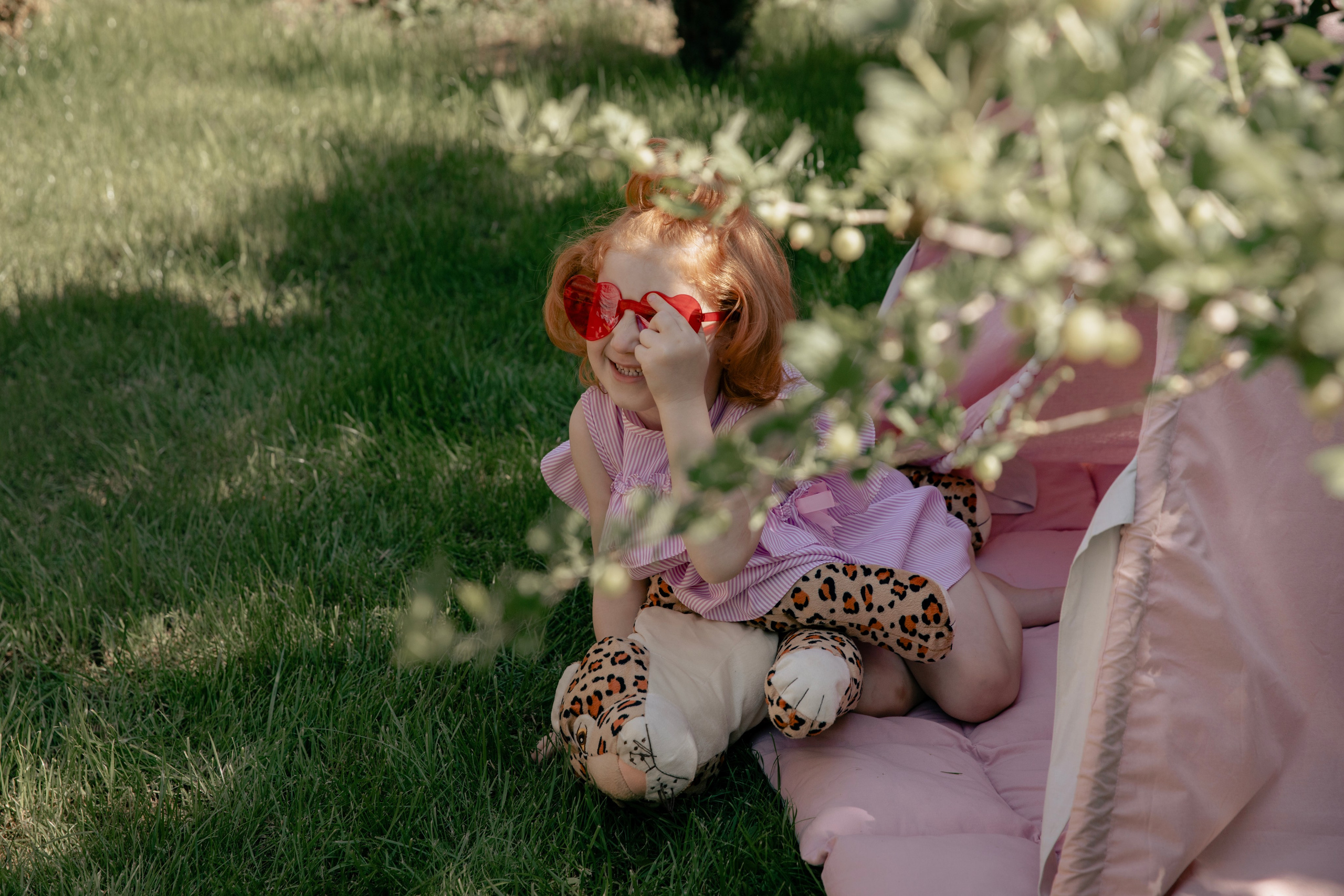 Летняя съемка девочки в саду, в бессейне, с шезлонгом, зонтиком и сахарной ватой. Фотограф новорожденных, детский фотограф  Москва.Семейная съемка Москва. Семенова Анна