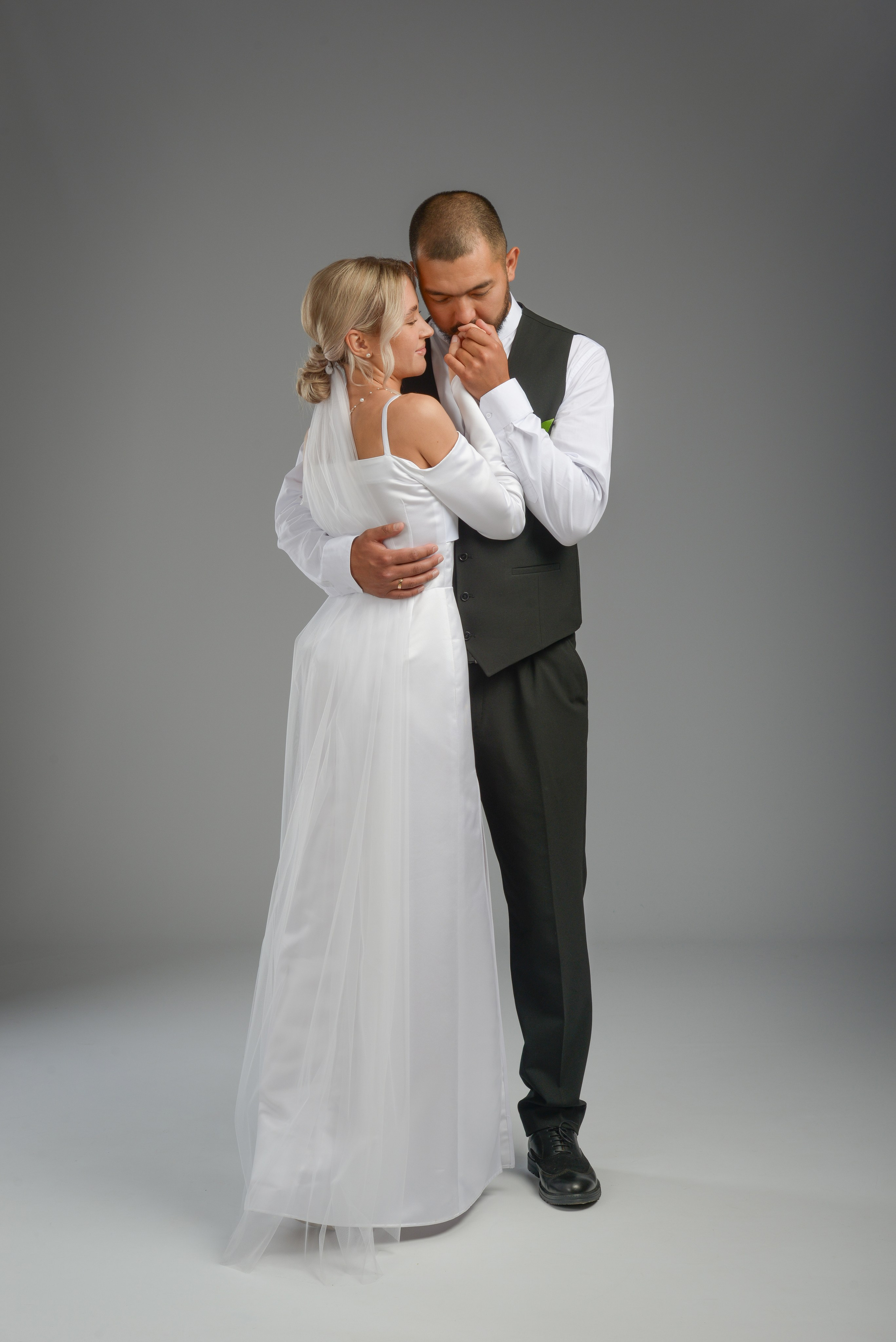 Студийная съемка свадебной пары. Татьяна Гойда портретный и семейный фотограф Ленск. Выпускные альбомы