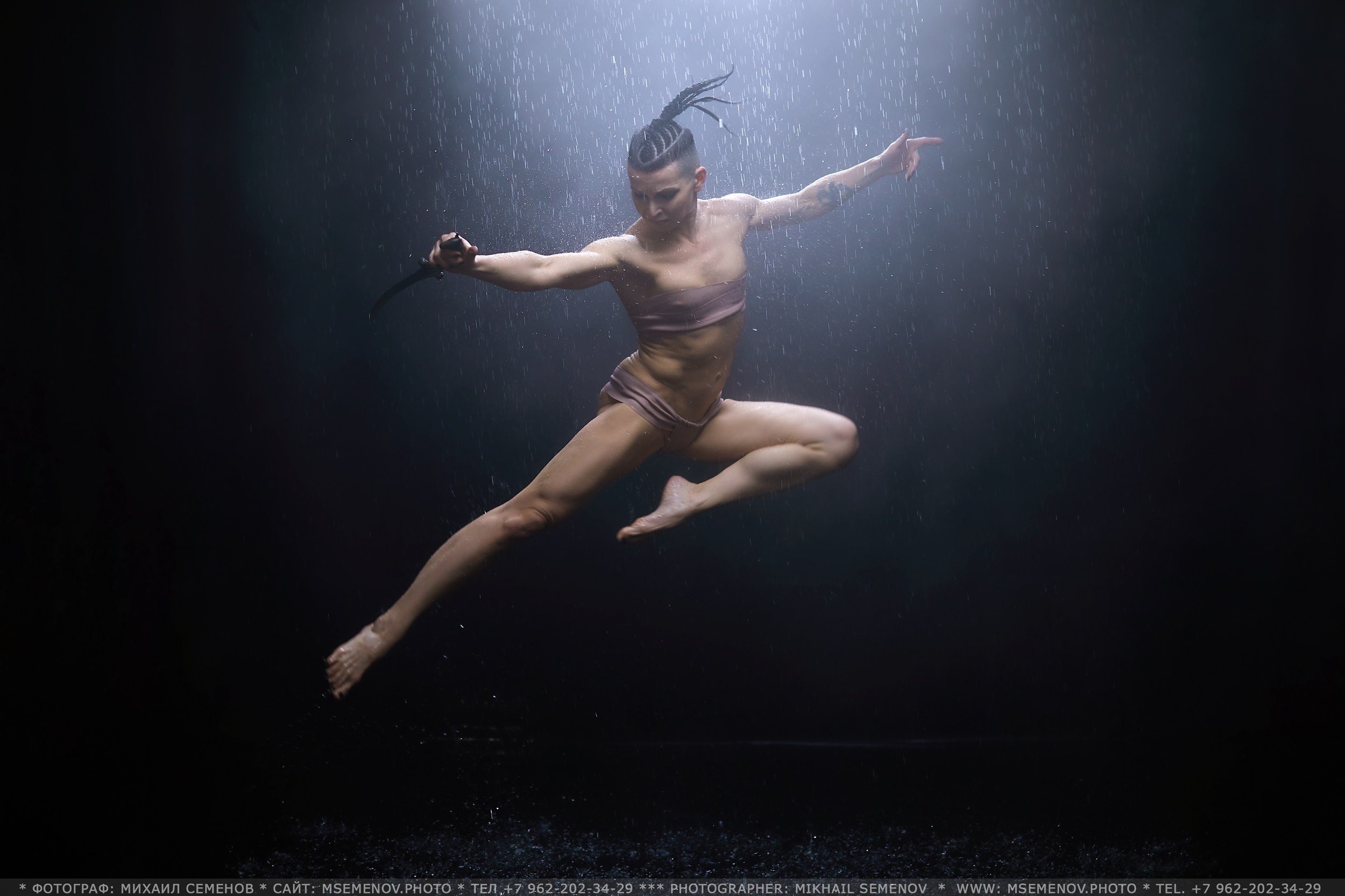 Аква-фотосессия Анны. Боевая фотосессия с водой. Фотограф Михаил Ярославль