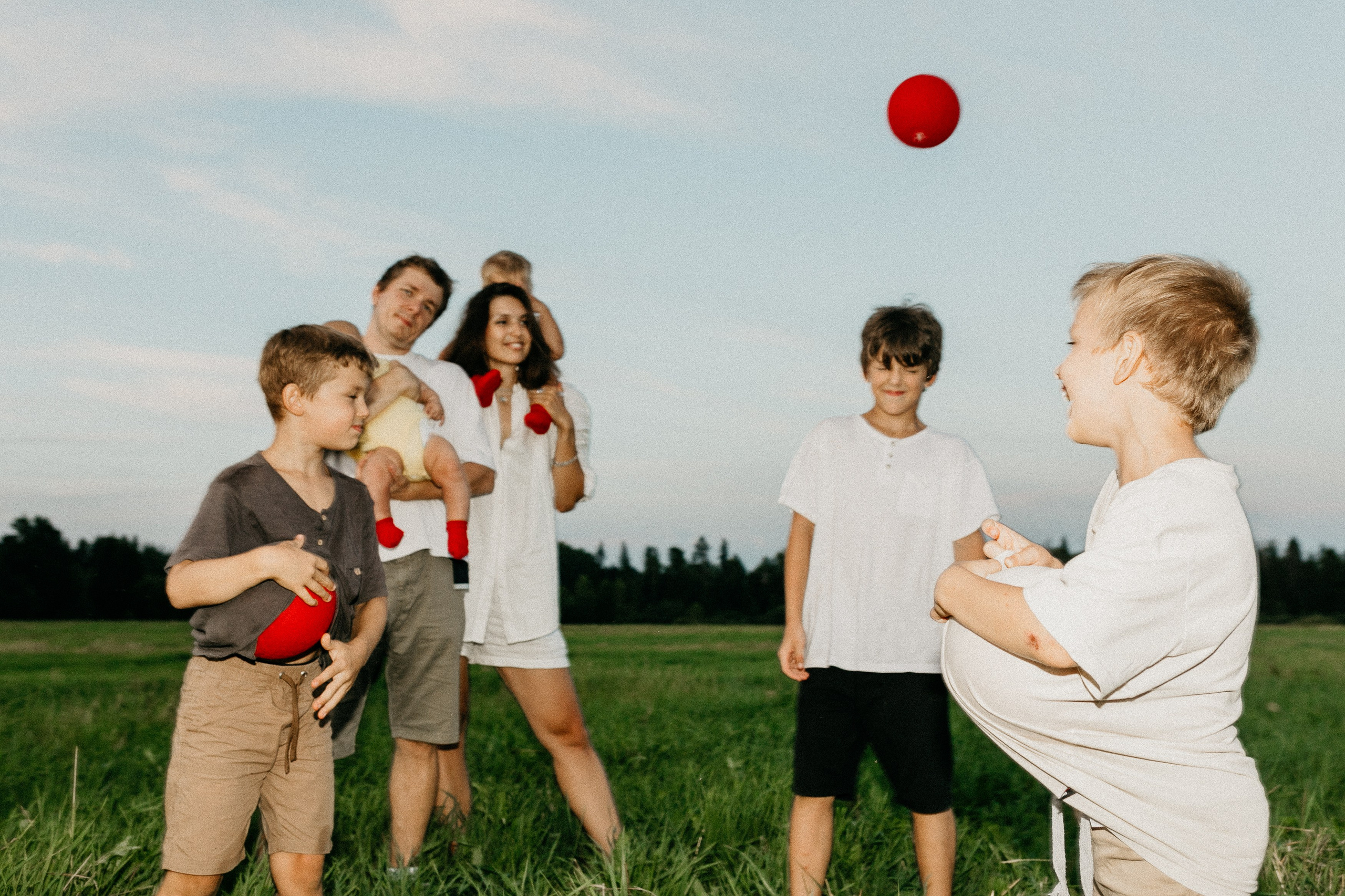 Фотосессия с красными мячами. Семейный фотограф Маша Тимофеева | Москва