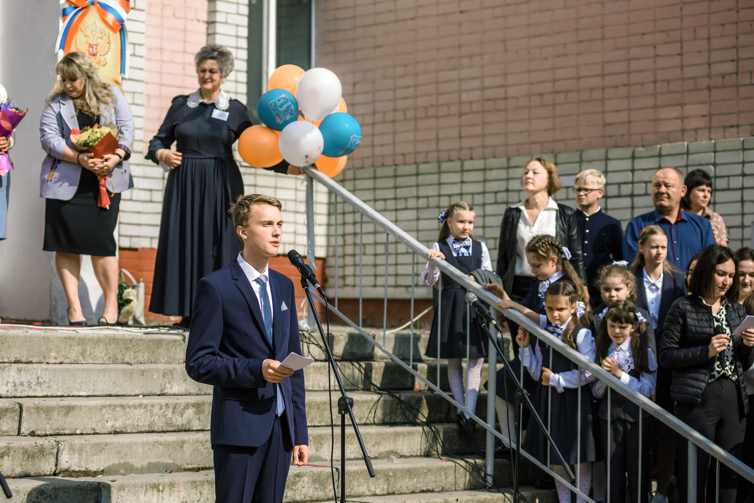 Линейка 11-е классы 2023. Фотограф Галина Лисанова, г. Брянск