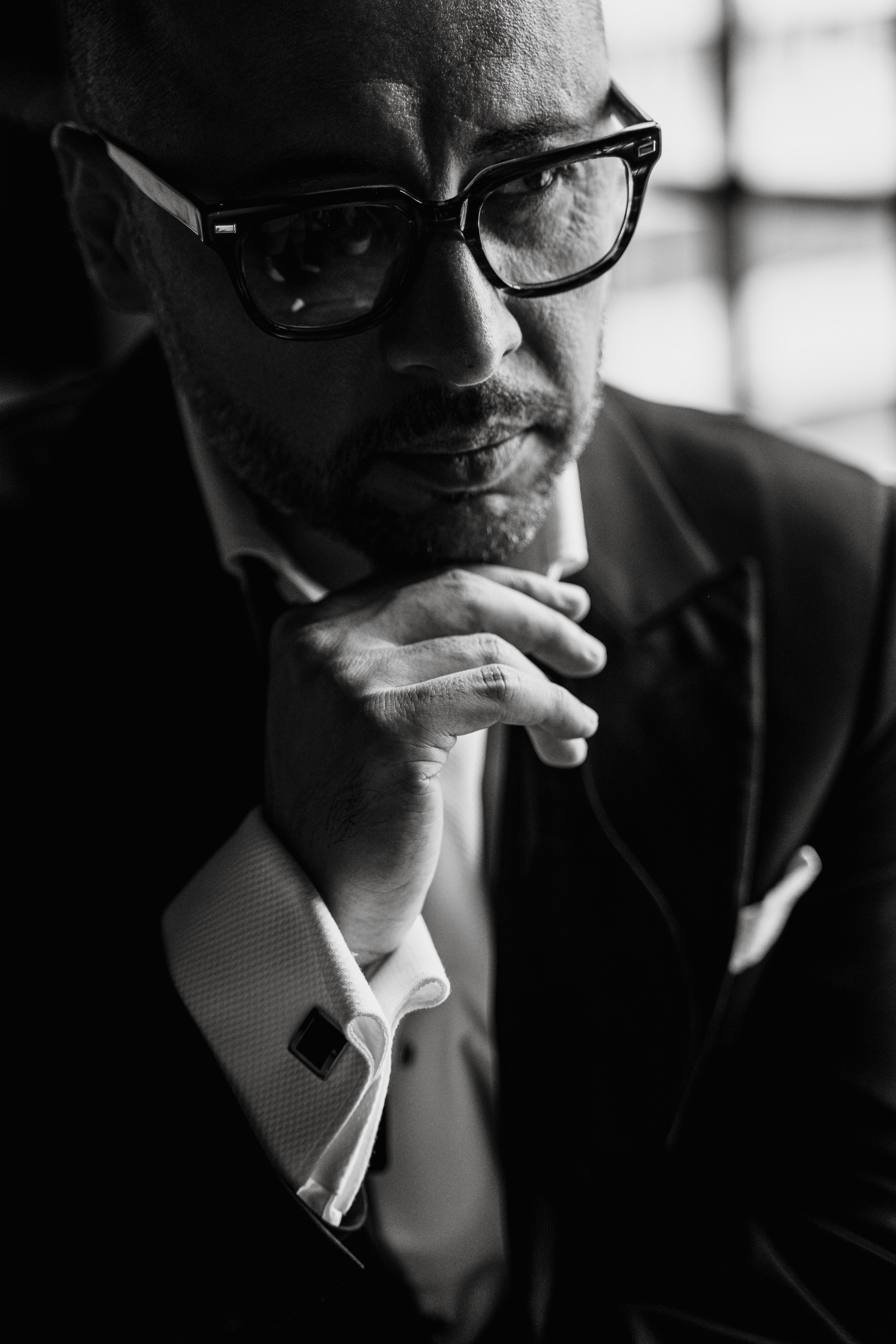 Фотосессия композитора — креативное сочетание стиля и профессии.