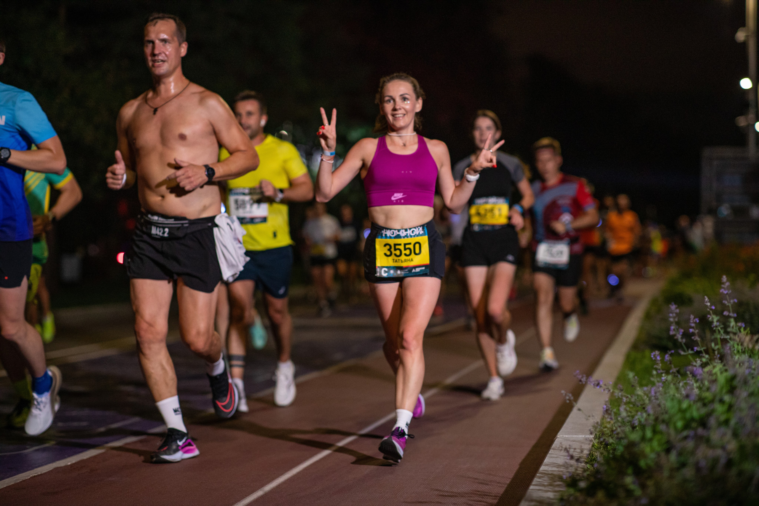 Ночной забег в ленте фотографий бегунов 03.08.24. Фотограф Сергей Ловкий