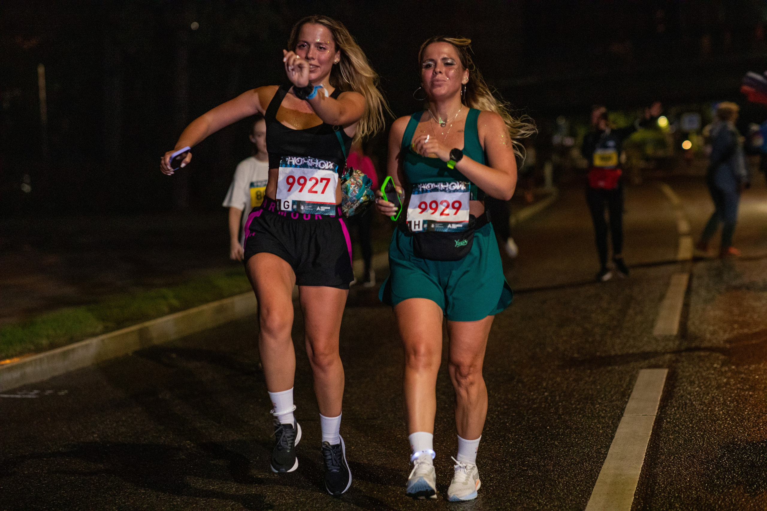 Ночной забег в ленте фотографий бегунов 03.08.24. Фотограф Сергей Ловкий