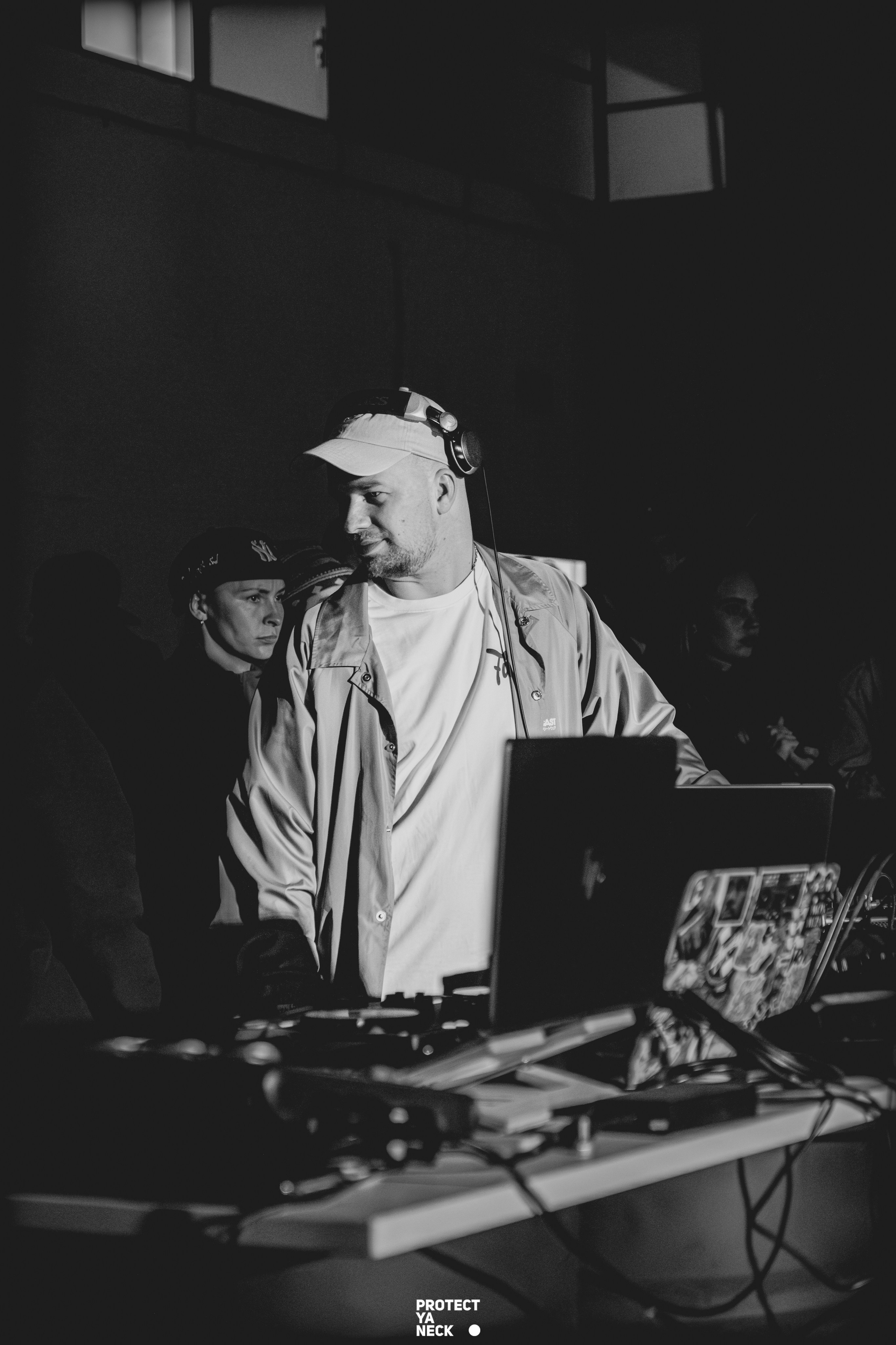 PROTECT YA NECK 22/03 (@youlovebu). Соня бу тебя сфоткала