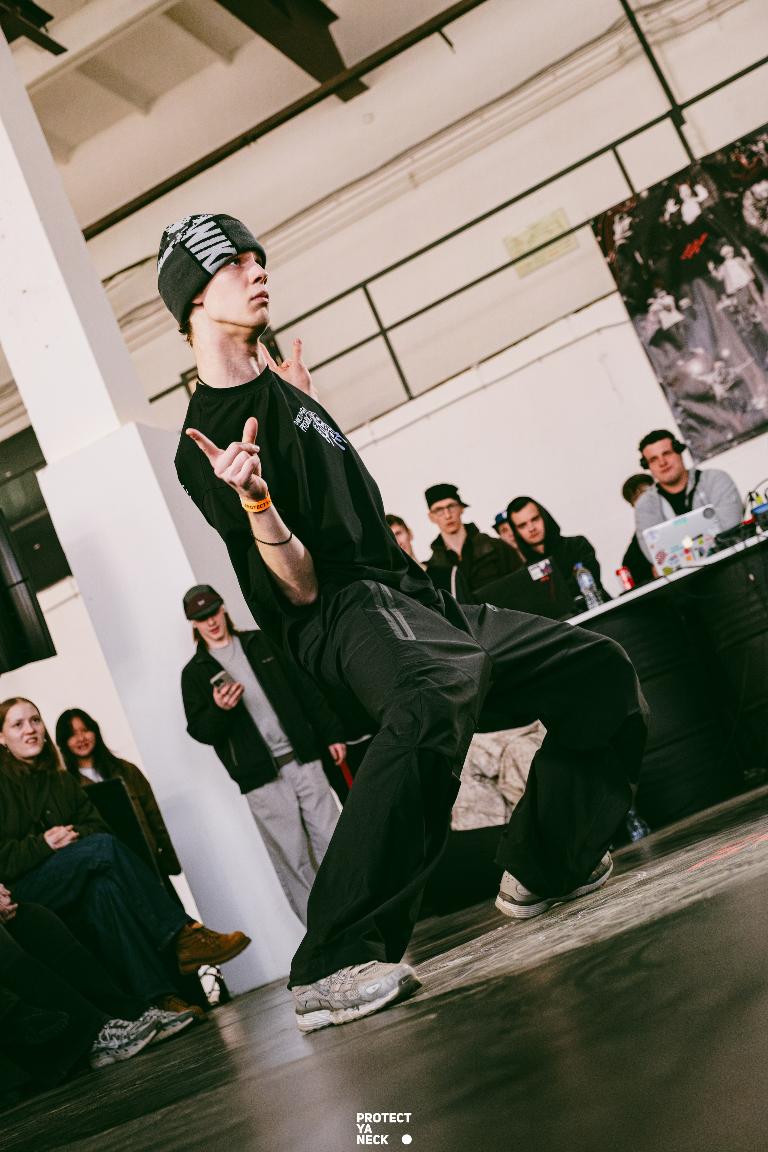 PROTECT YA NECK 22/03 (@youlovebu). Соня бу тебя сфоткала