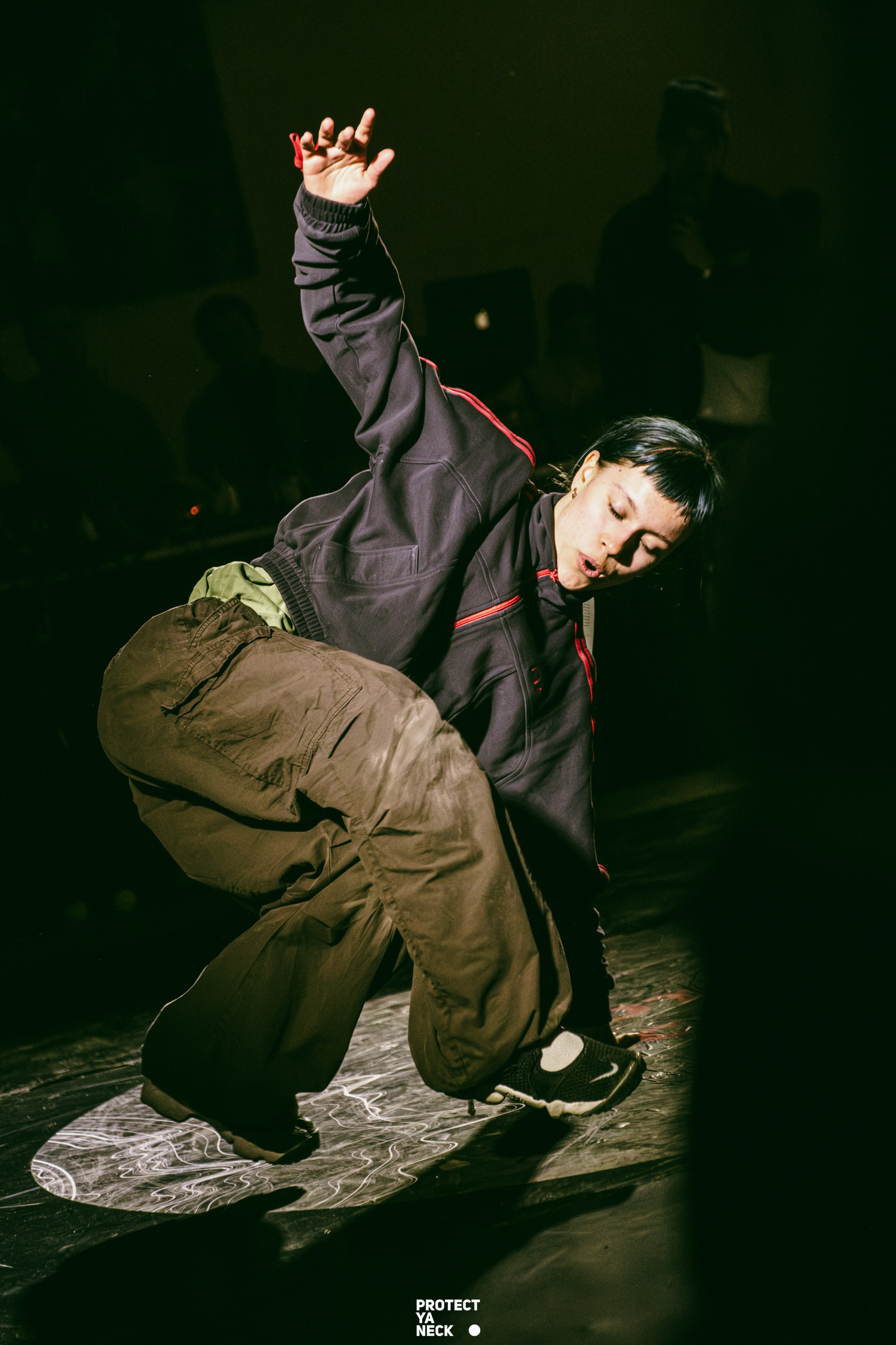 PROTECT YA NECK 22/03 (@youlovebu). Соня бу тебя сфоткала