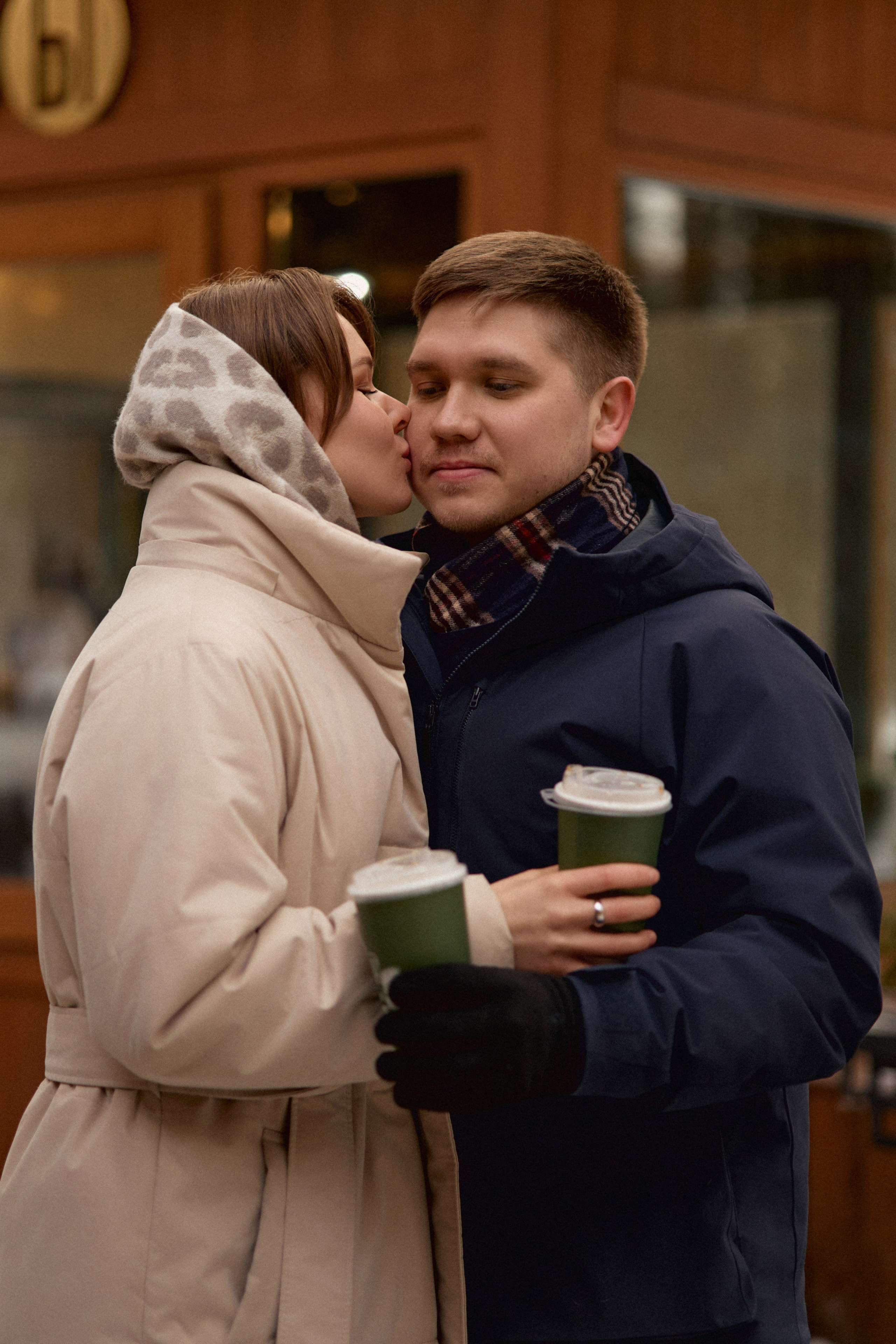 Лавстори в зимнем лесу. Сестры Карабаза. Фотографы и ретушеры в Москве и Санкт-Петербурге