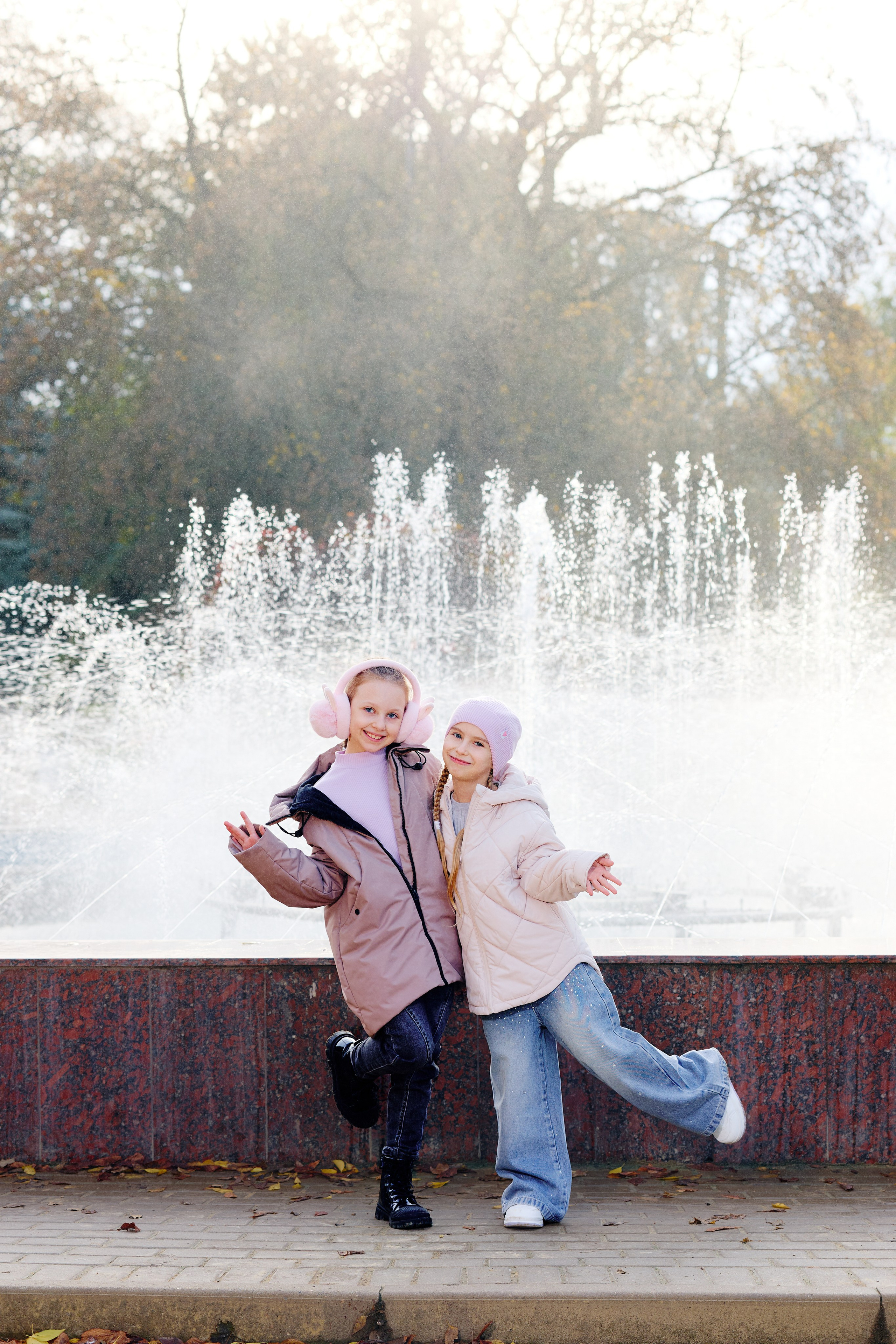 Прогулка в парке классом. Фотограф Выпускные альбомы Таганрог Сергей Коробченко