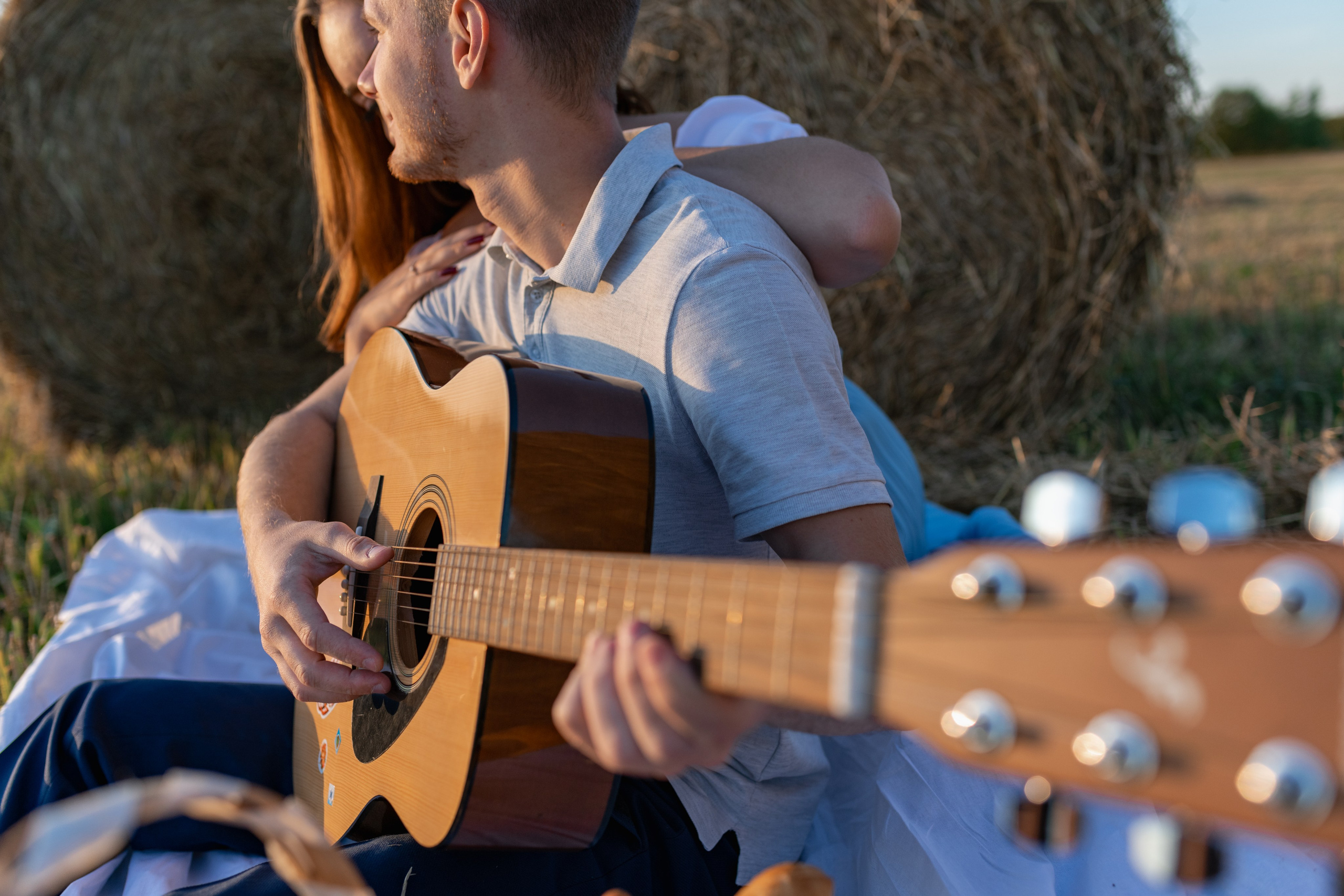 Алена + Алексей в поле с тюками. Фотограф в Москве/Зарайске Шахова Марина