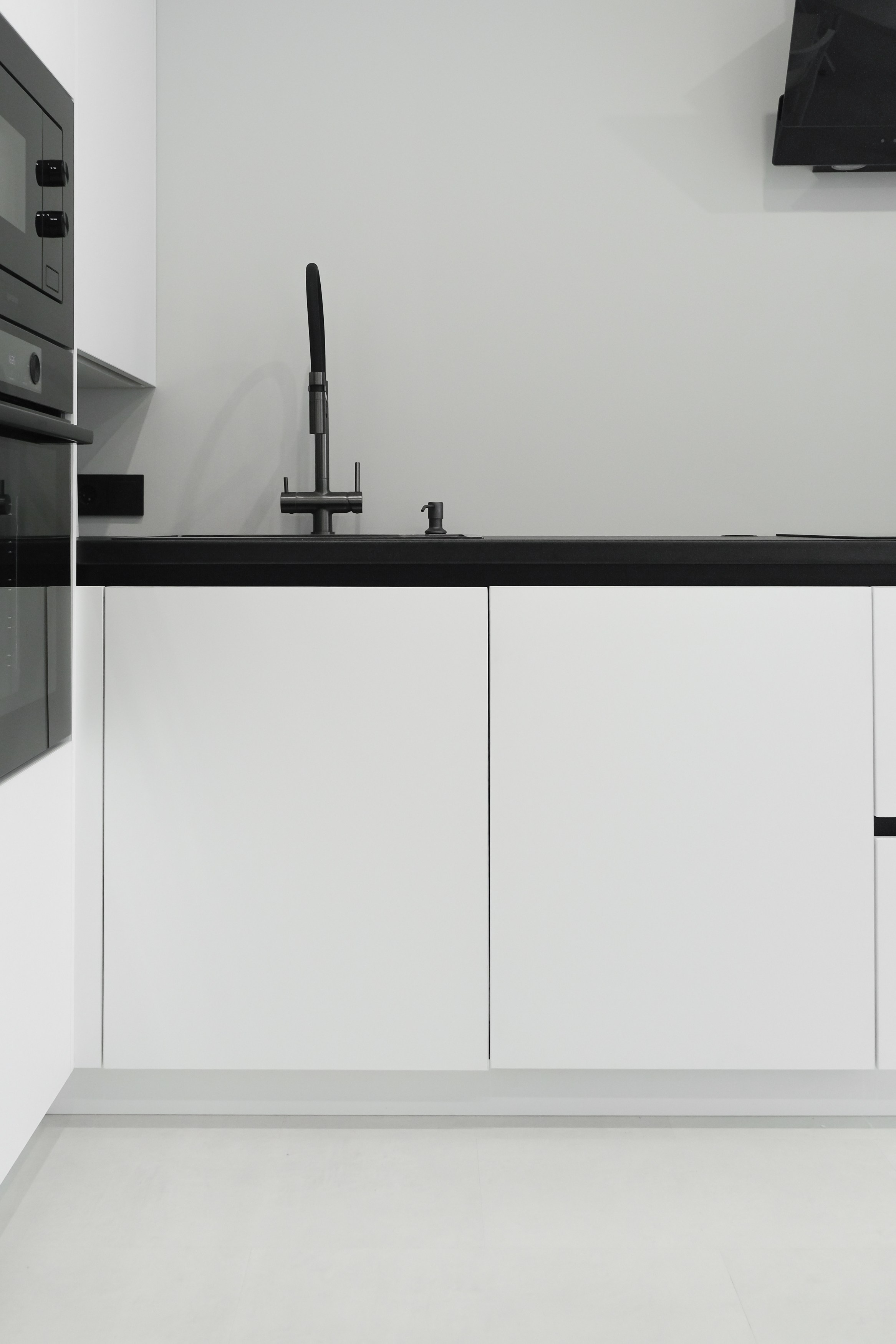 Мебель на заказ в Томске ЖК Михайловский Парк | Минималистичная кухня. ГУДРУМ — Мебель на заказ в Томске | Кухни | Шкафы | Стулья и Столы