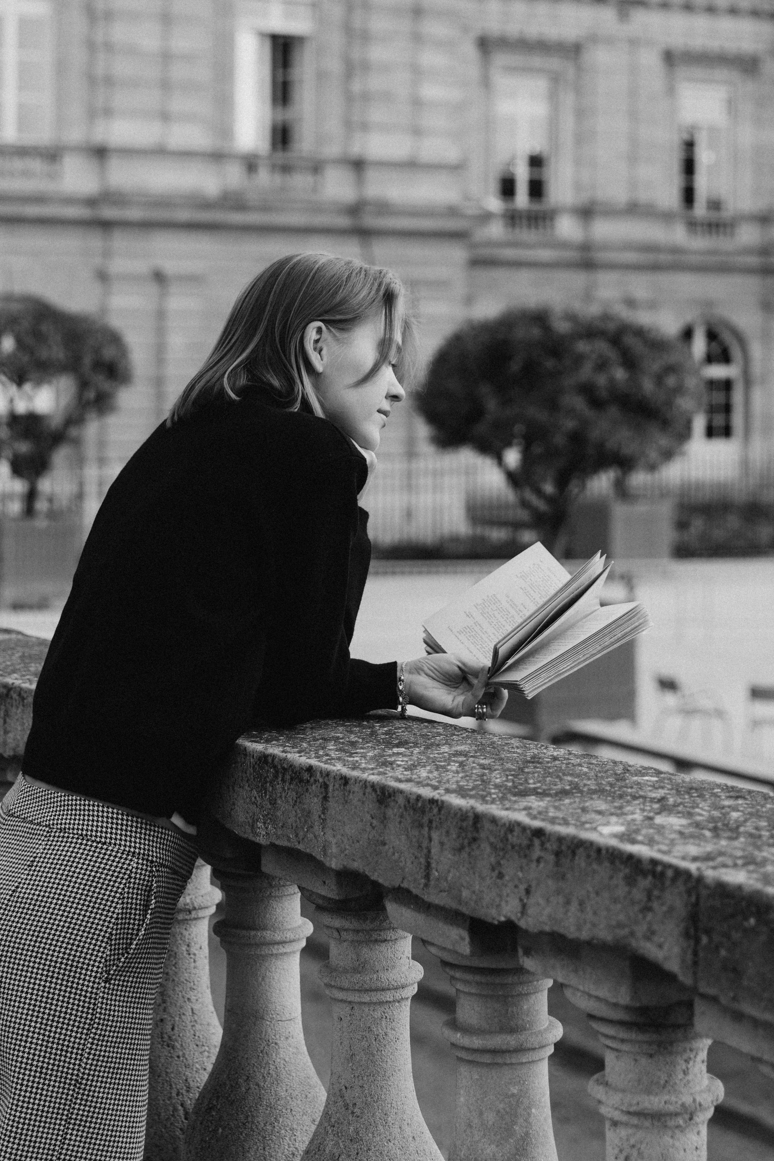 September sun. Photographer in Paris