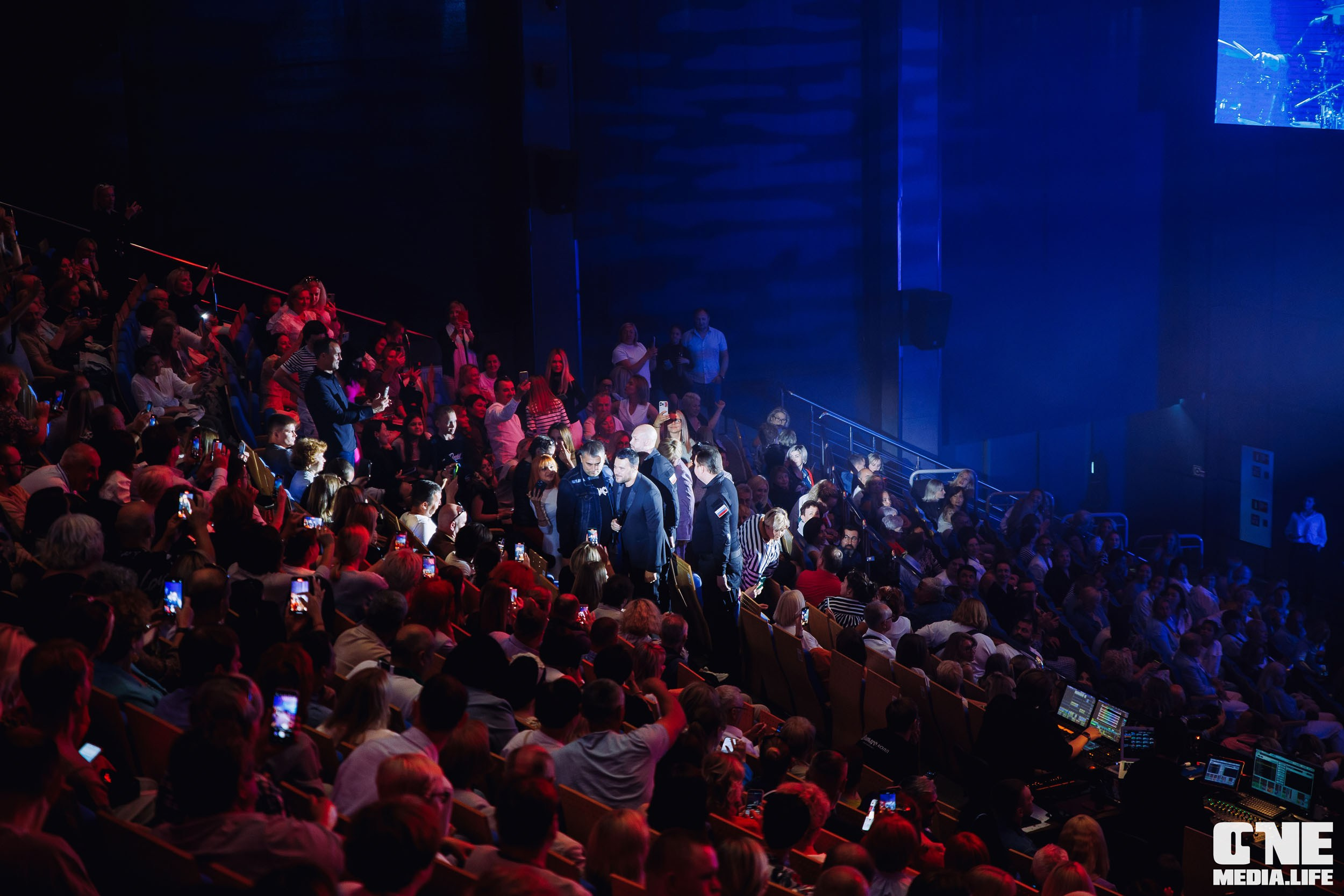 Фоторепортаж с концерта Эмина в Янтарь Холле. One Media Life: фоторепортажи, фотоотчеты с мероприятий и заведений
