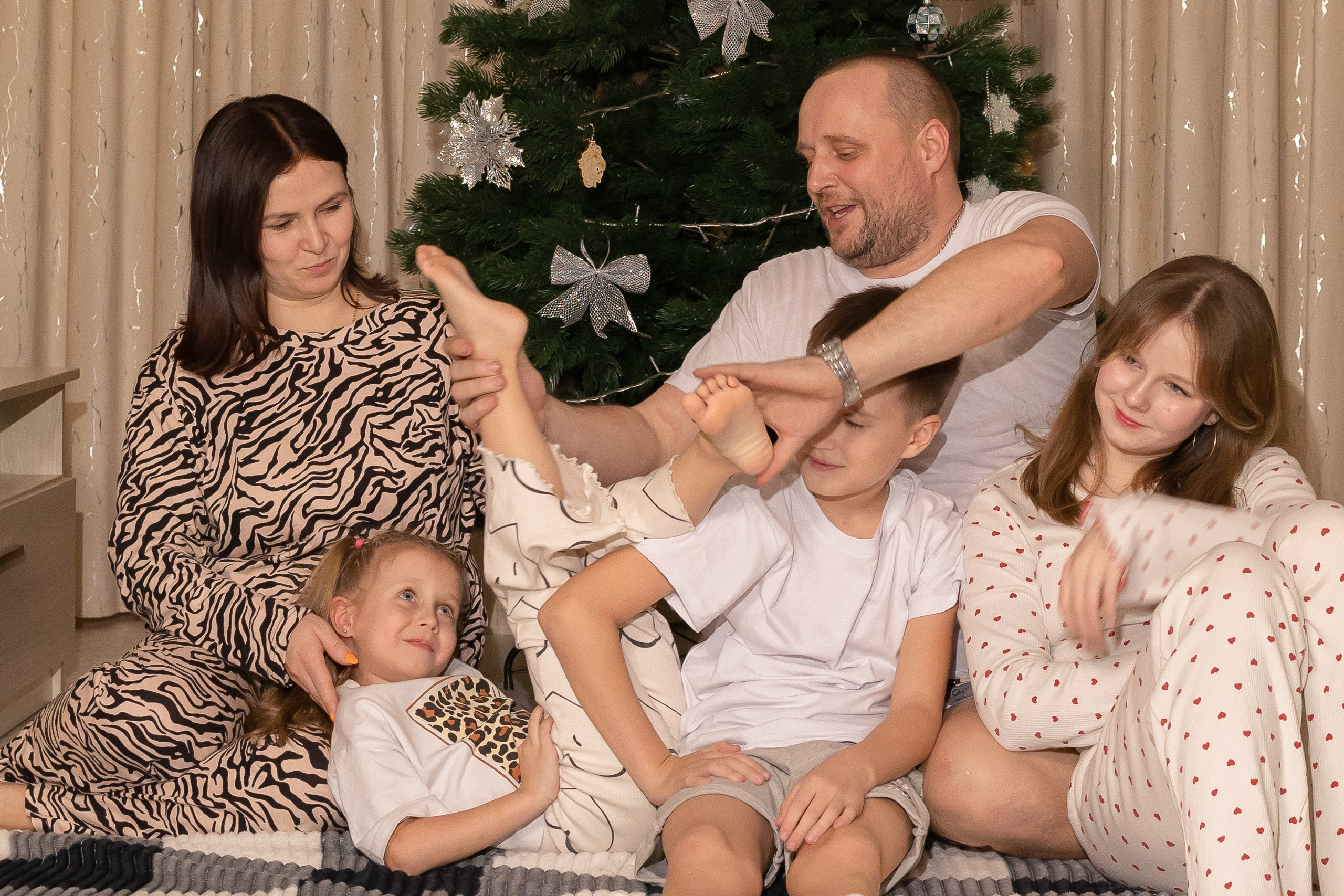 Семейная новогодняя фотосессия дома