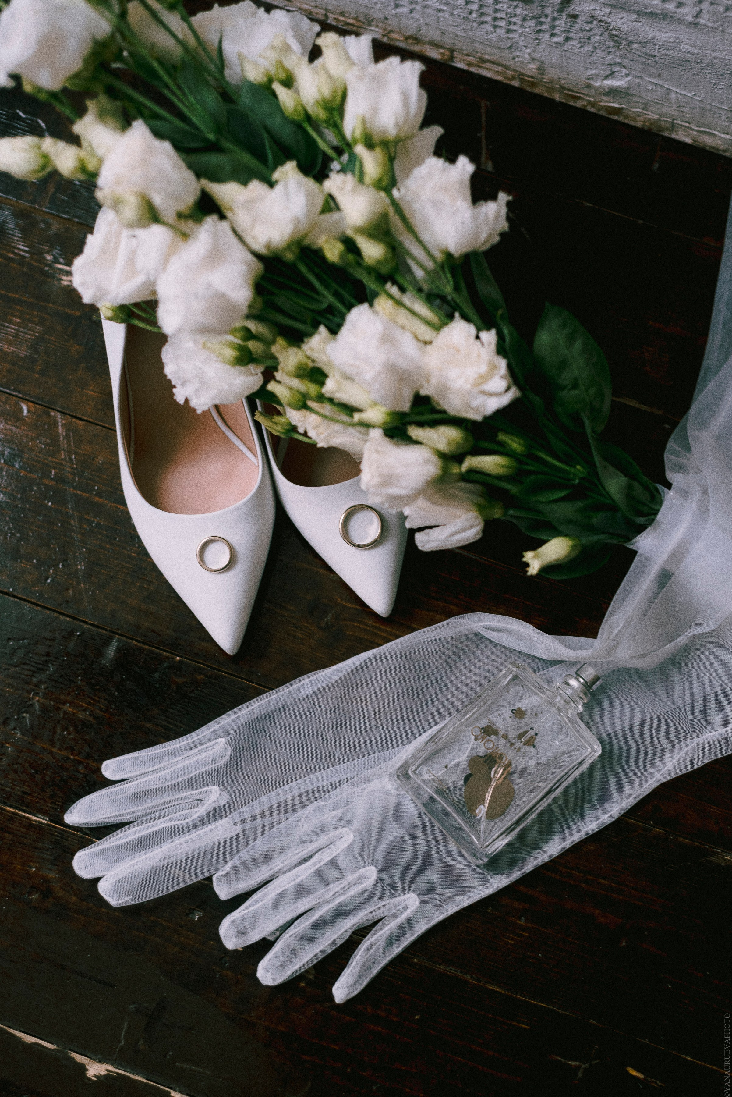 Утро невесты, туфли, перчатки и обручальные кольца с букетом