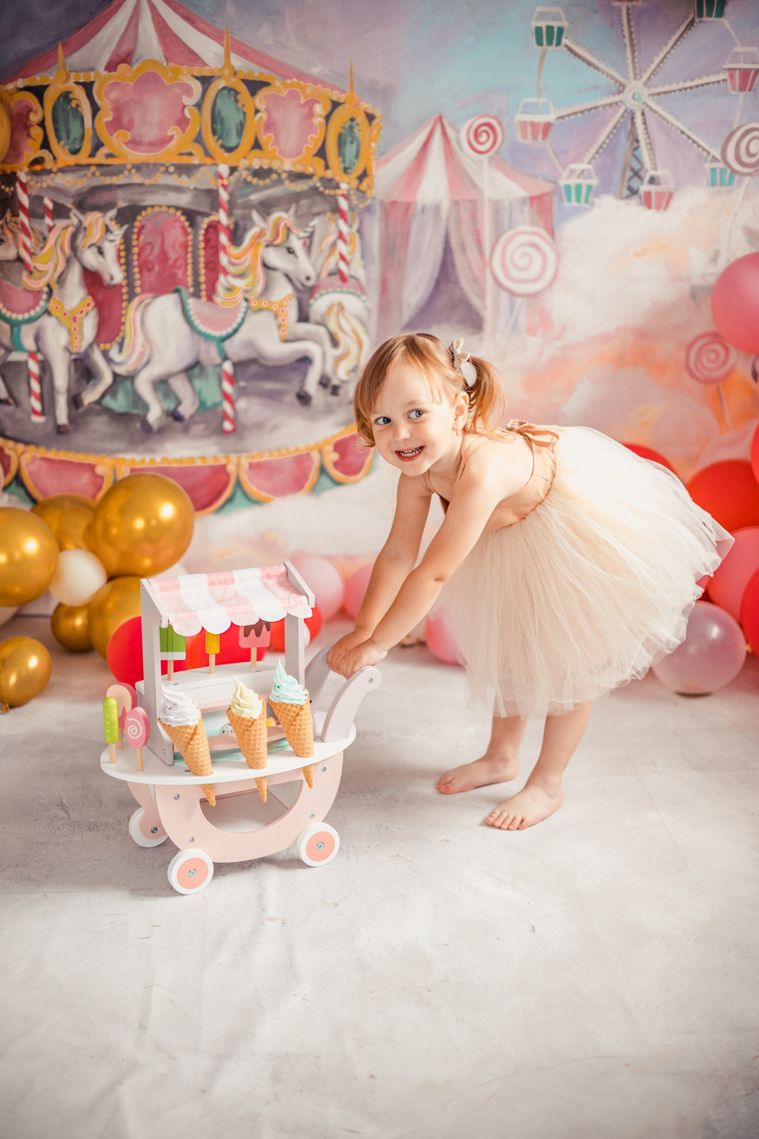 <img src="ml.jpg" alt="Фотозона для детй на день рождения. Реквизит в виде тележки мороженного. Яркий фон с каруселями.">