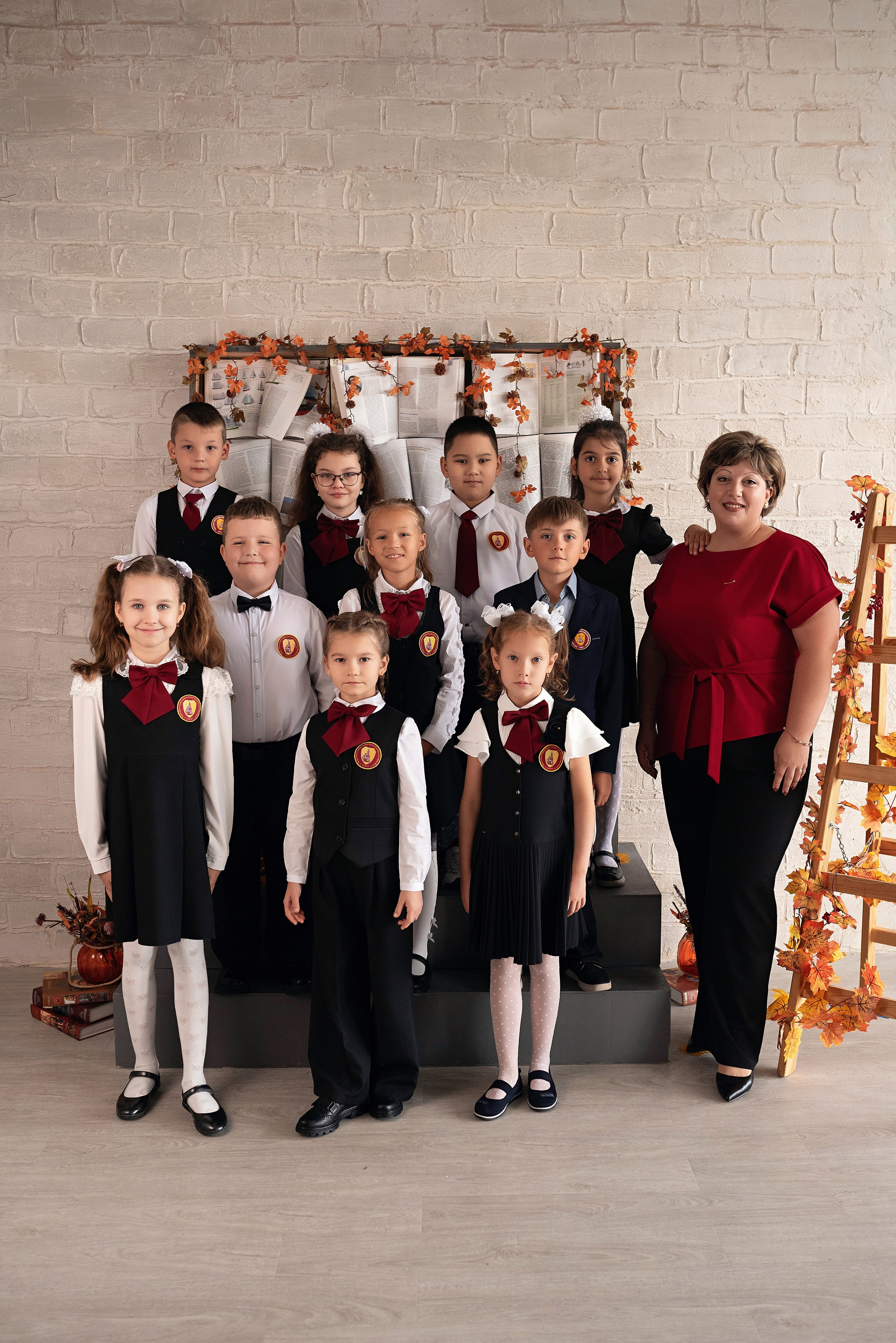 Школьники на фотосессии для выпускного альбома.