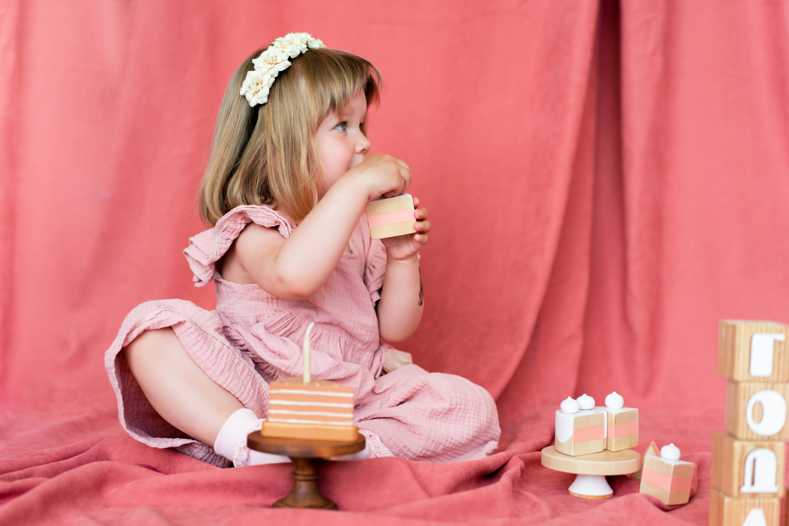 С Днём Рождения ребенка, портрет. Детская, семейная фотостудия в Санкт-Петербурге