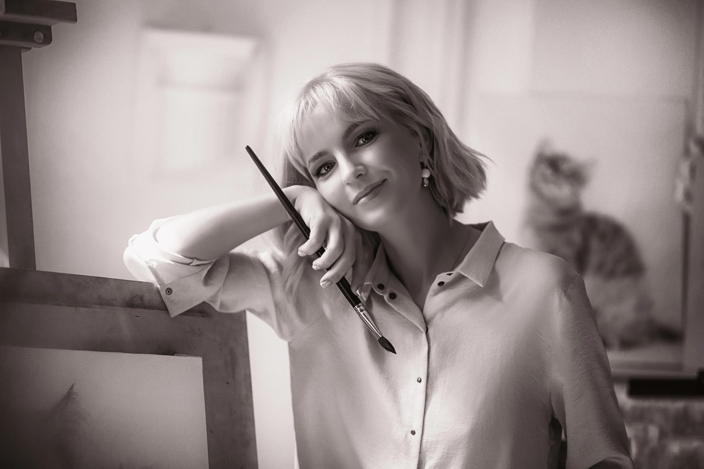 Портрет художницы, портретная фотосессия художницы, фотосессия с красками, фотосессия с картинами СПБ