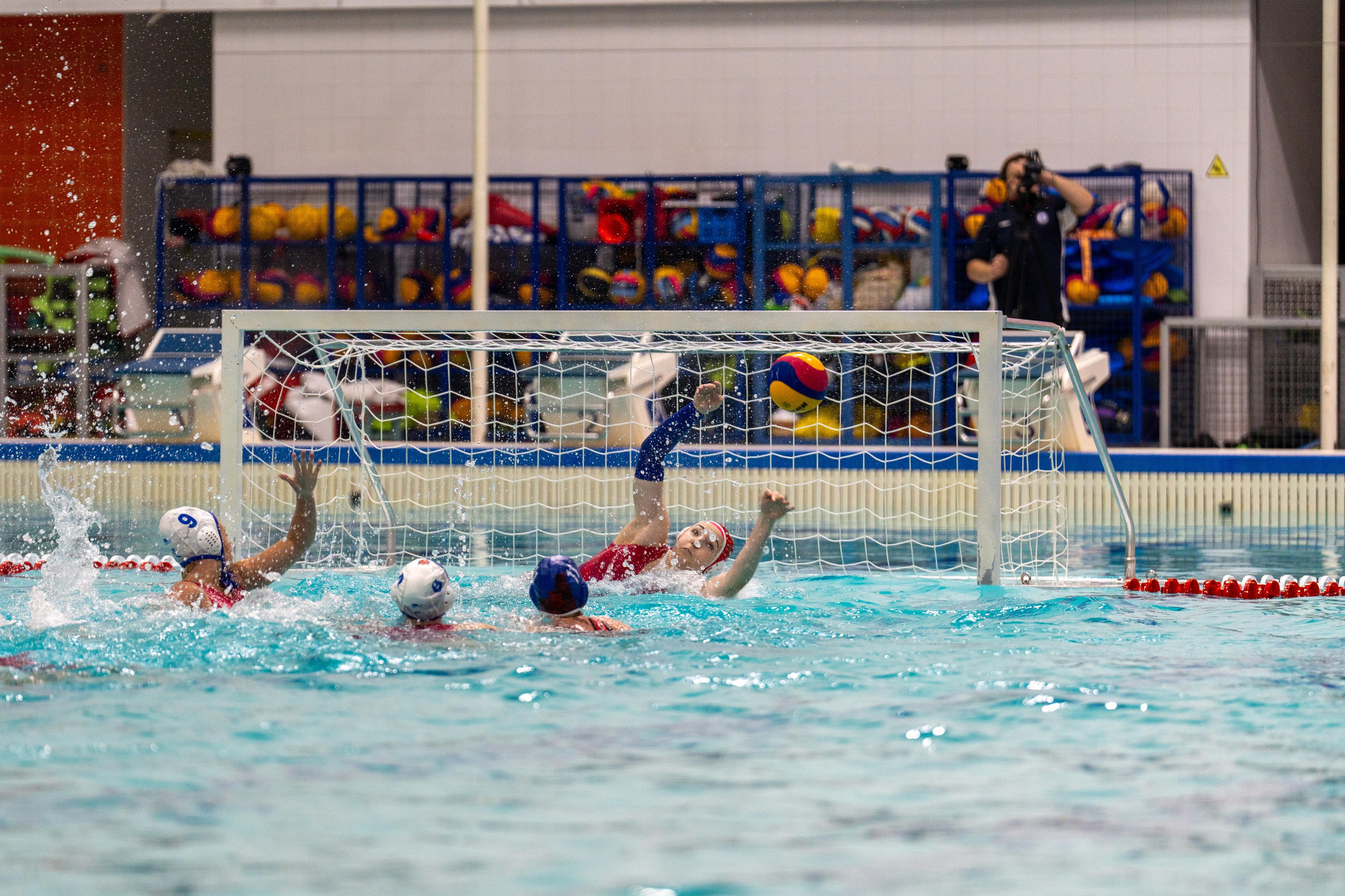 Игровой момент женского водного поло, репортаж спортивного фотографа Санкт-Петербург