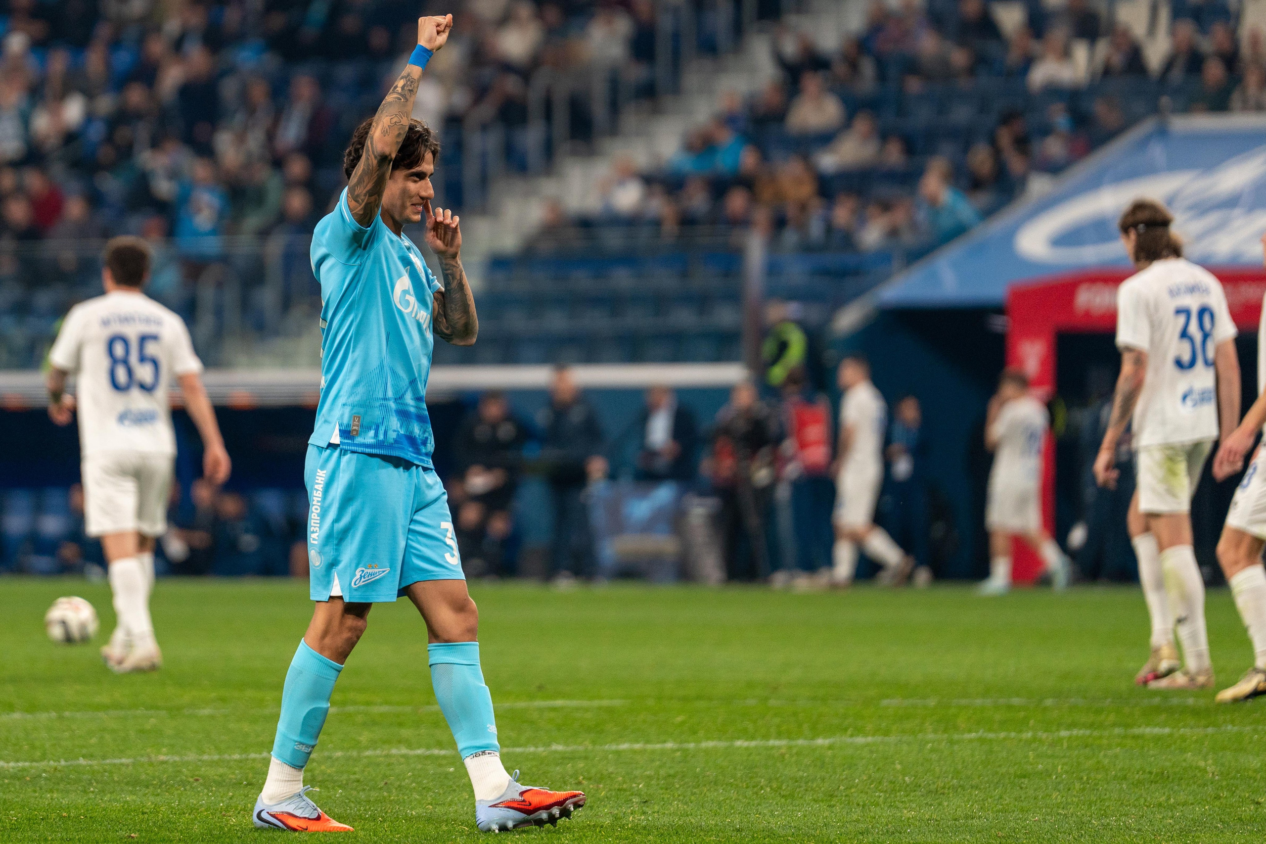 Мантуан поднимает руку после гола, спортивный фотограф Санкт-Петербург