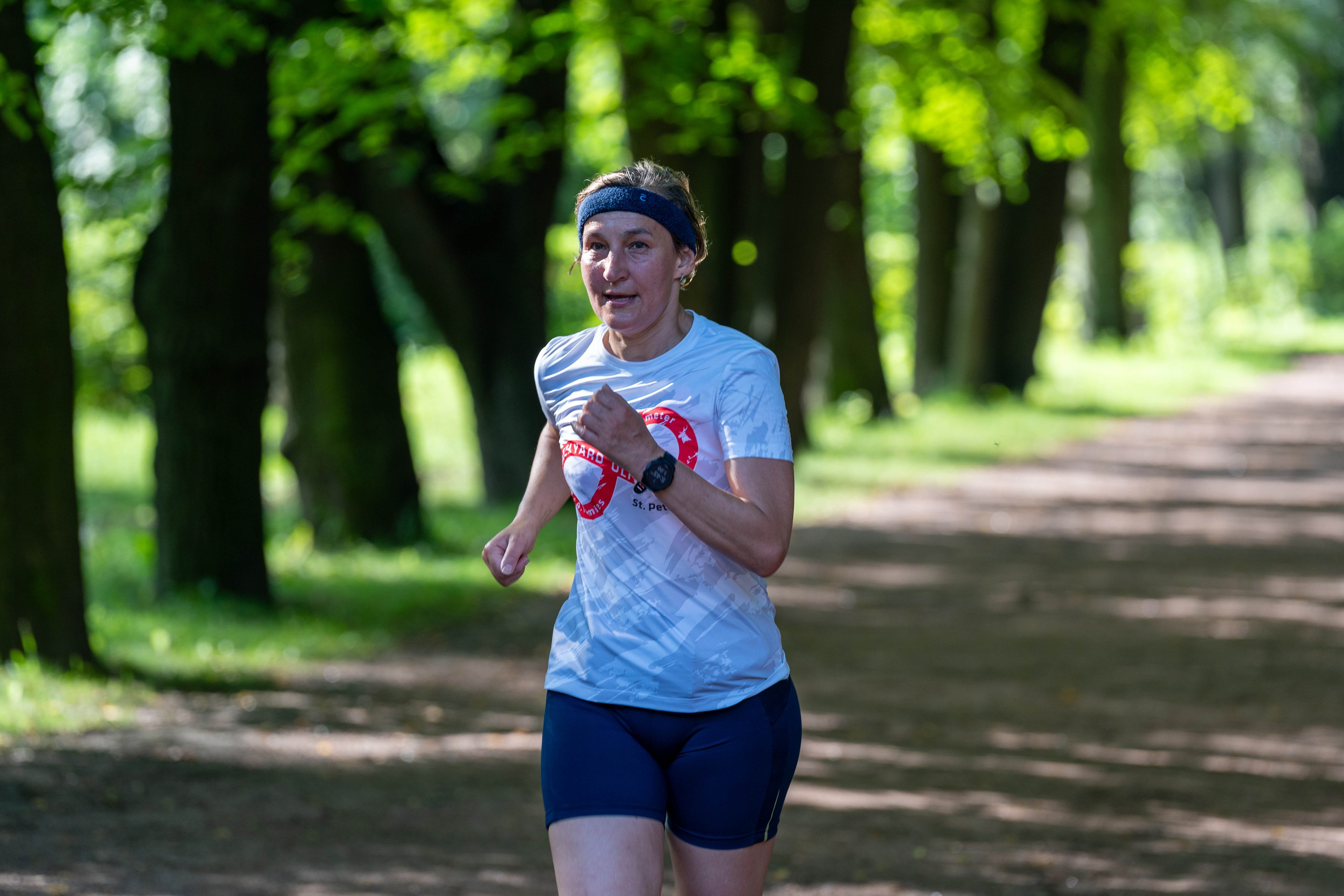 Бегунья забега «5 вёрст» Парка Победы — спортивный фотограф Санкт-Петербург