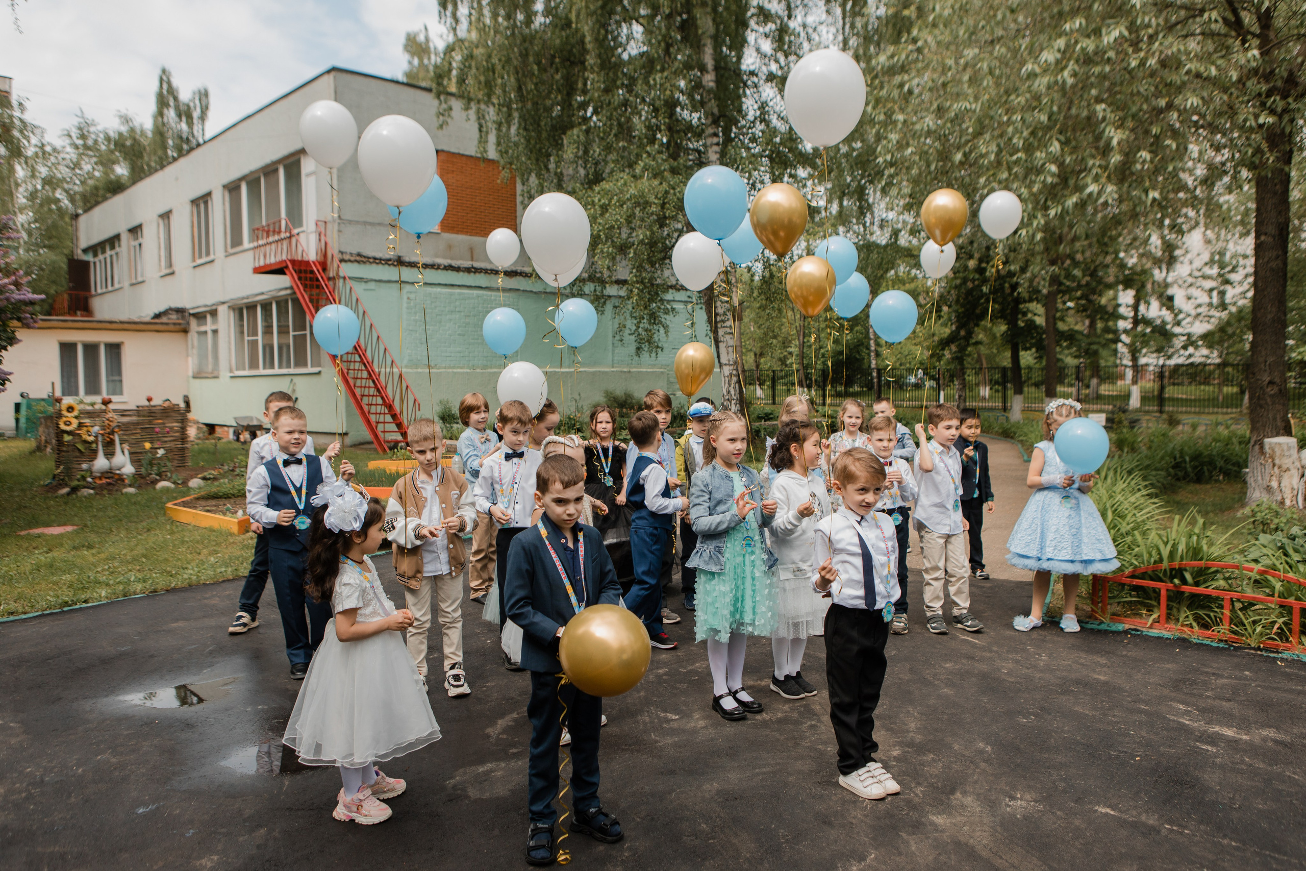 Фотосъемка выпускного в детском саду. Видеосъемка и фотосъемка свадеб. Фотограф и оператор на свадьбу. Видеосъемка подкастов, собственная видео-фотостудии. Предметная фотосъемка
