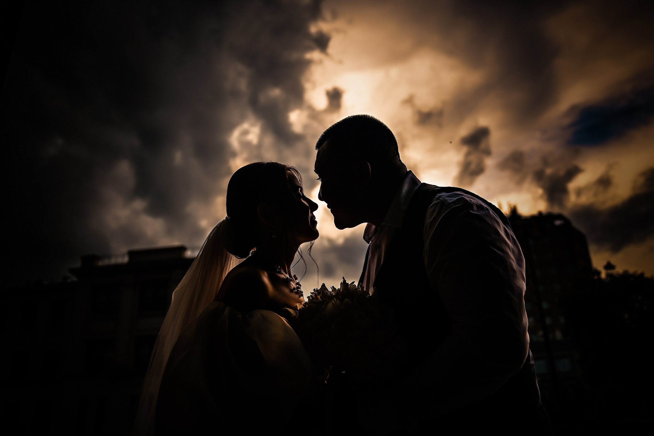 Небольшая свадебная серия в музее и прогулкой под дождем Эльмиры и Ризата. Свадебный, семейный, детский, контент фотограф в Омске Максим Ильин