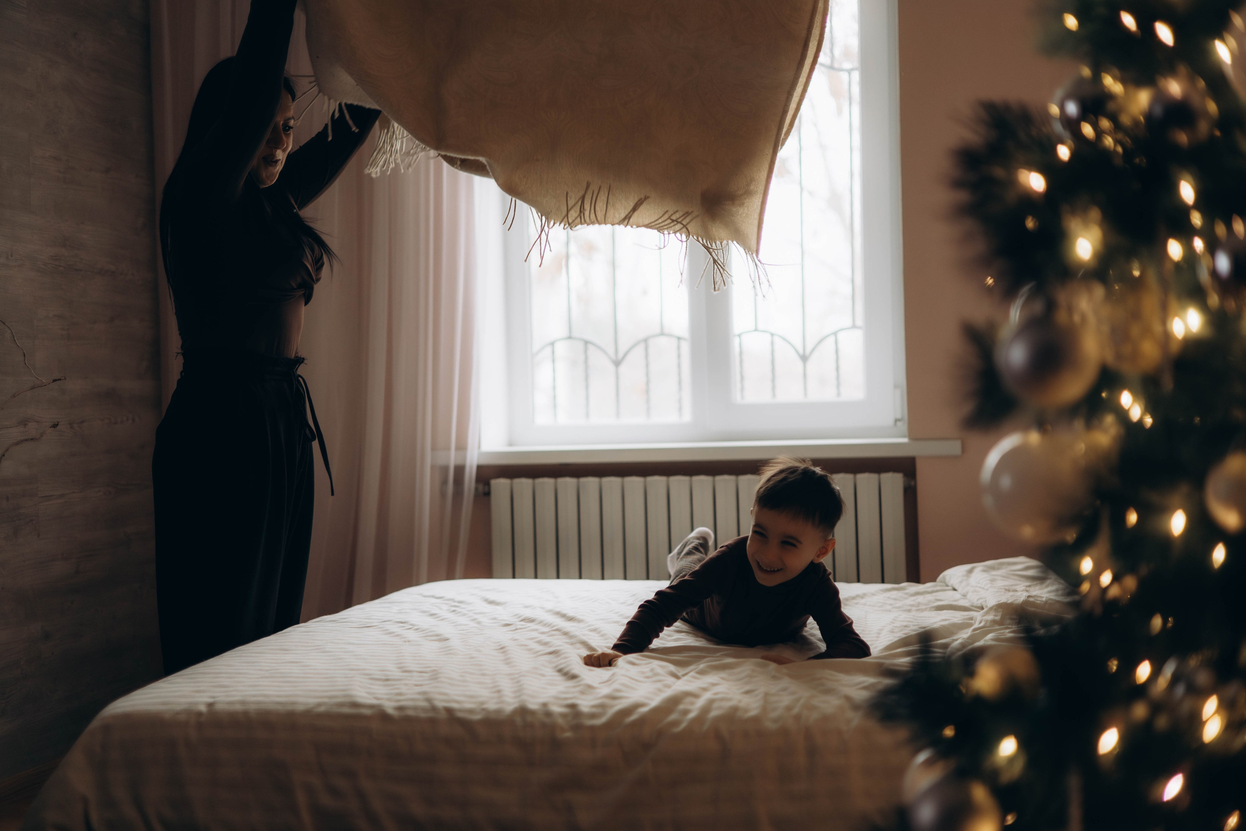 Ложись в снег и закрой лапой нос. Семейный фотограф Донецк
