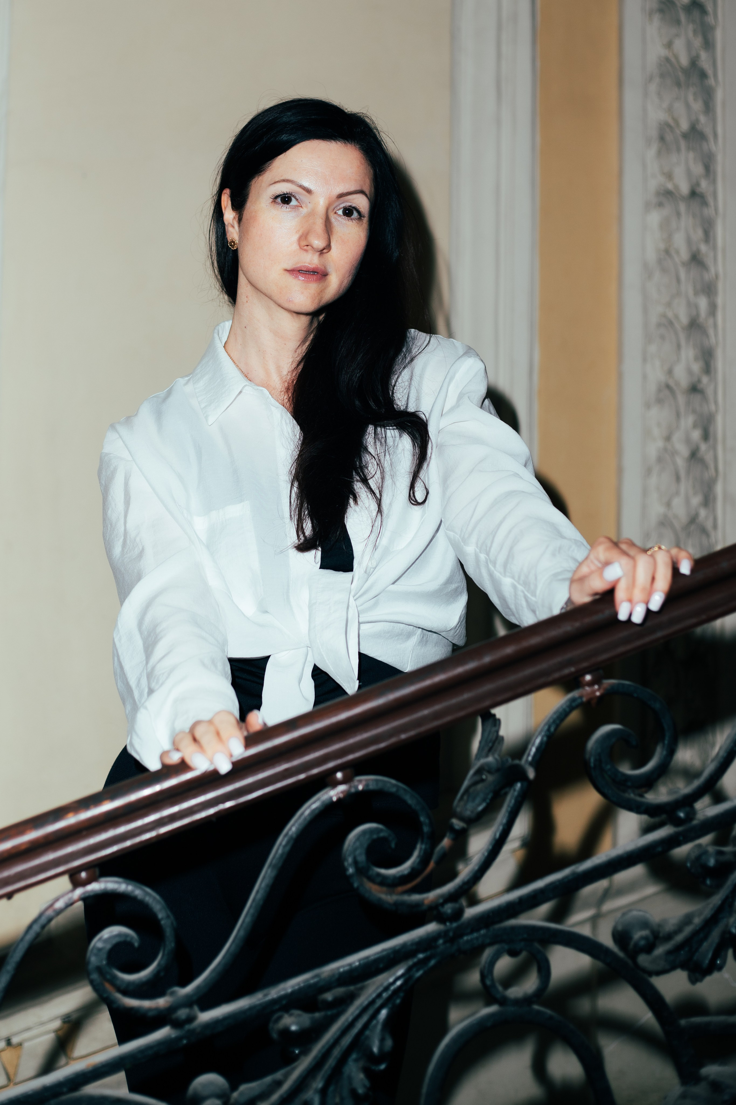 Съемка Александры в Питерской парадной. Портретный Фотограф в Санкт-Петербурге Кира Орехова