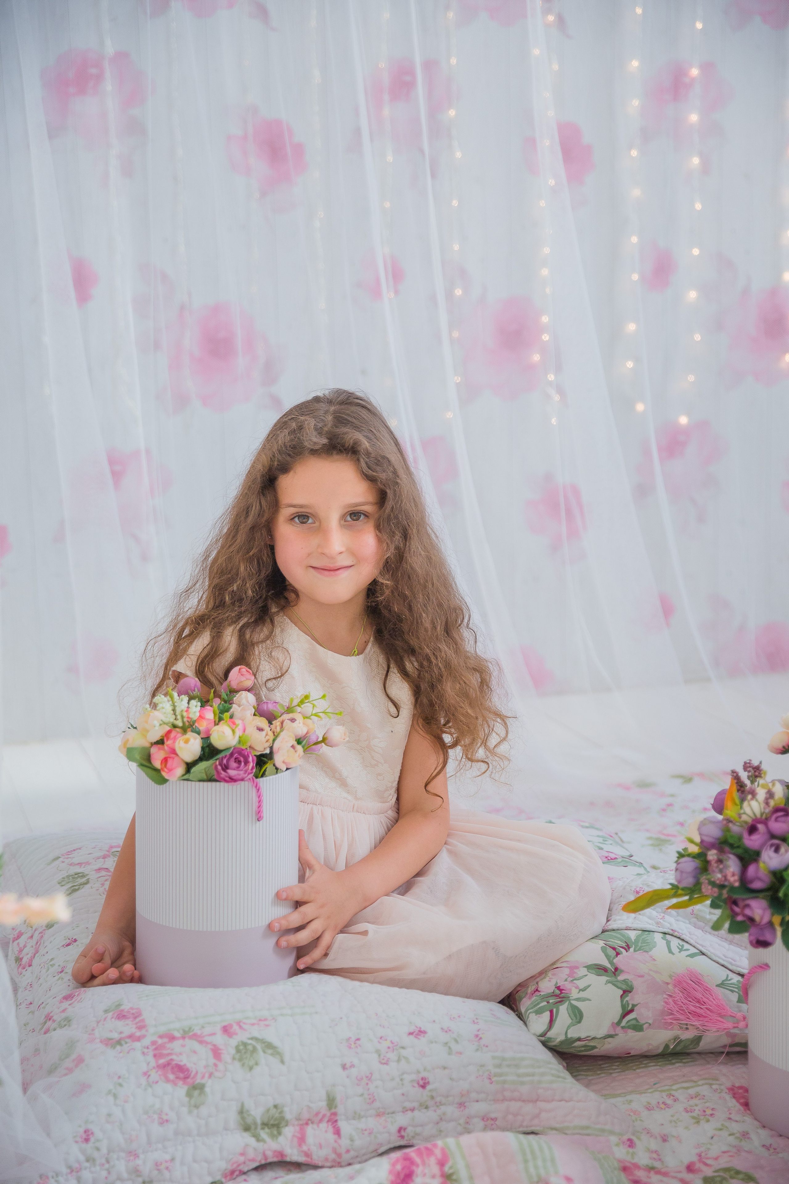 фотосессия девочки в студии с цветами