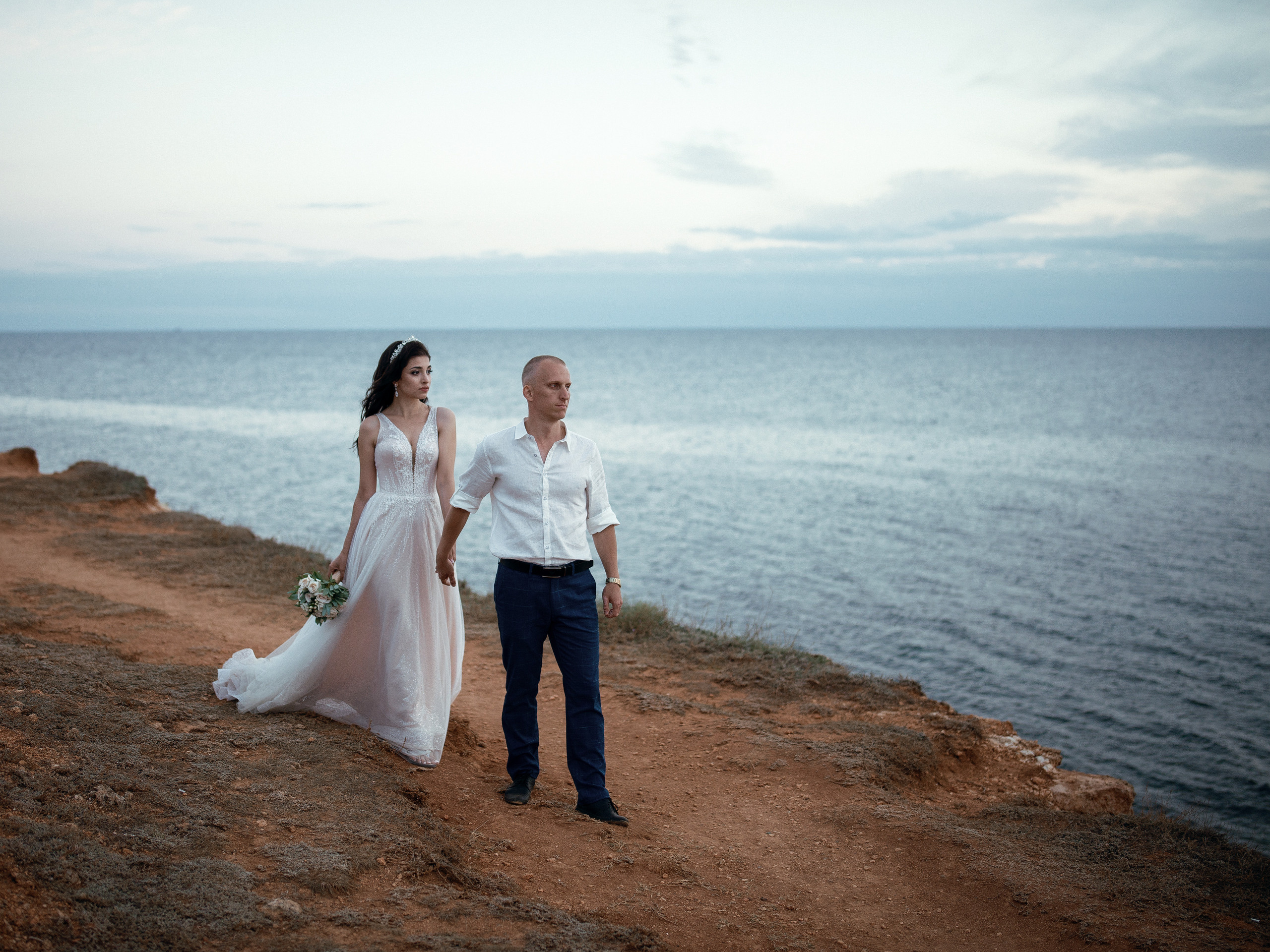 Свадебная фотосъемка на берегу моря на закате в Севастополе. Узнать условия/цену/забронировать дату можно через обратную связь на сайте или по телефону. Также прайс и условия на сайте в разделе "Услуги и стоимость".