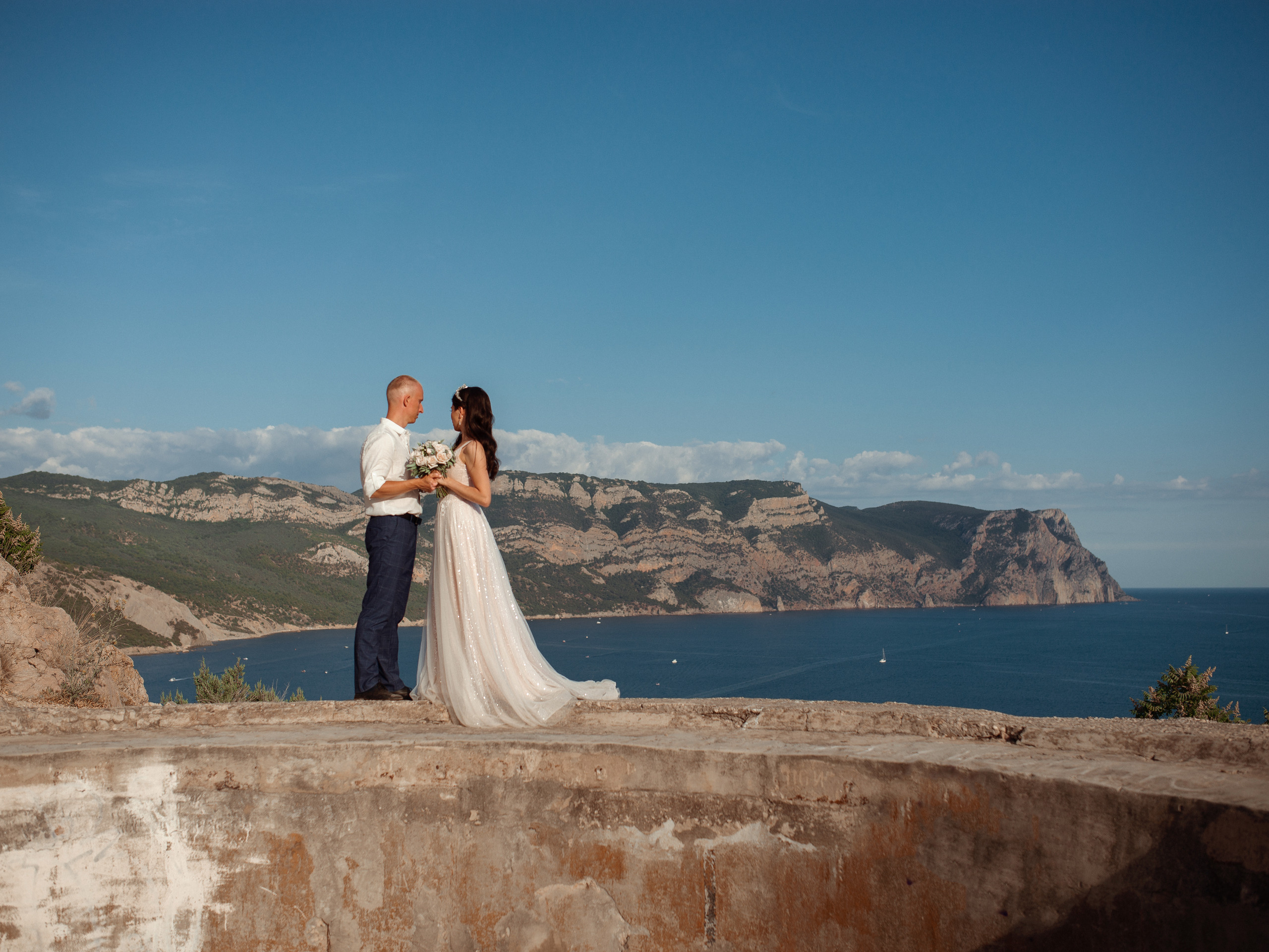 Свадебный фотограф в Севастополе: фотосъемка сборов,  регистрации, прогулки и банкета. Уточнить условия/цену/забронировать дату можно через через форму обратной связи на сайте. 
