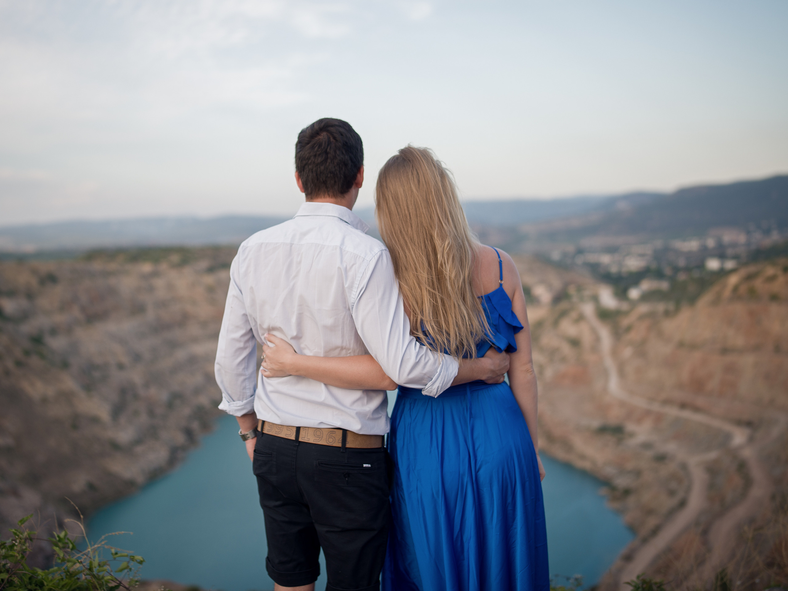 Фотограф в Севастополе и Крыму, снимающий пары, молодоженов и love story на Балаклавском озере сердечком.