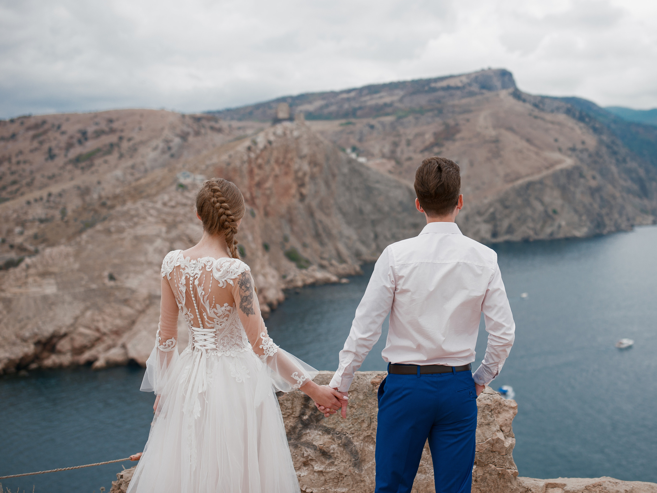 Свадебная фотосъемка в Балаклаве - над бухтой, пляж Васили. Вся информация на сайте.