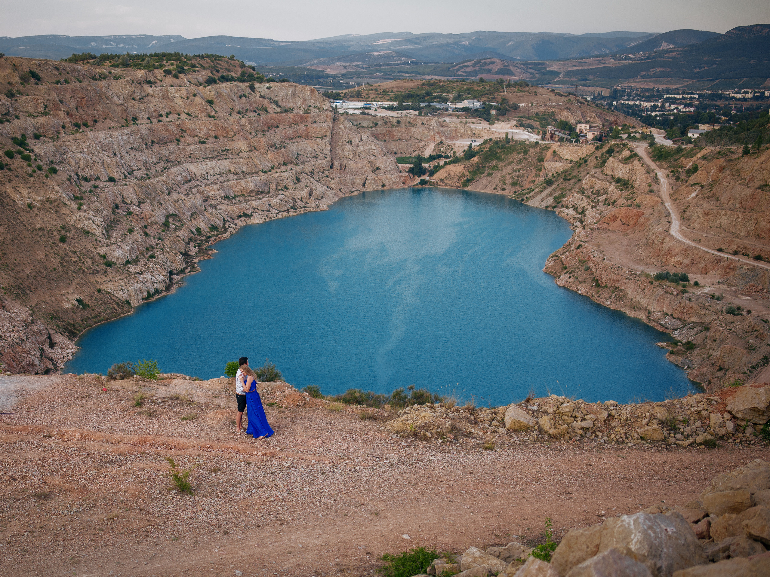 Фотосессия на озере в форме сердца на Кадыковском карьере (фотограф на свадьбу в Севастополе и Крыму): прайс и подробности на сайте.