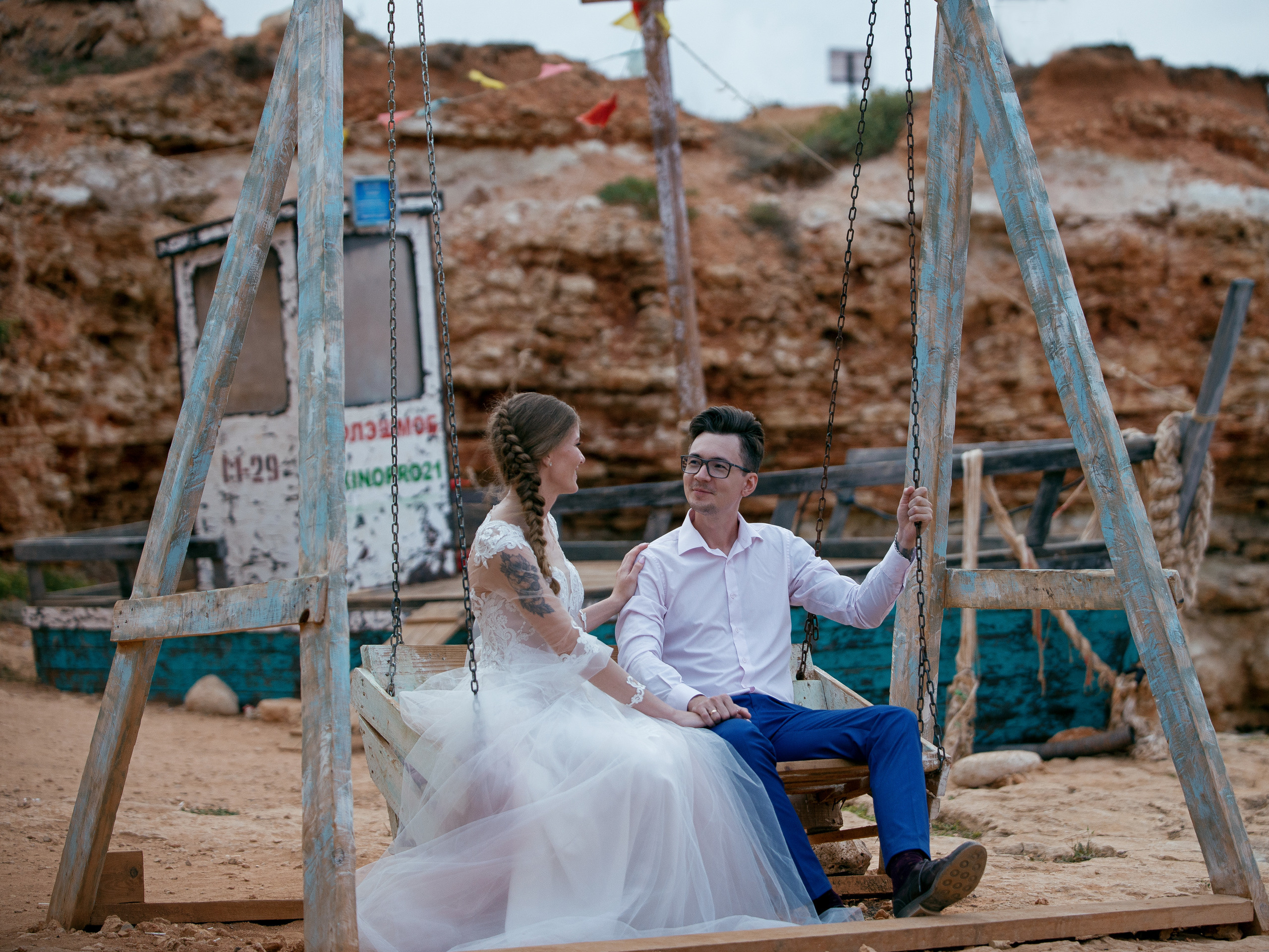 Романтические свадебные love story в бухте Казачья (Голубой залив) от севастопольского фотографа Александры Погребняк.