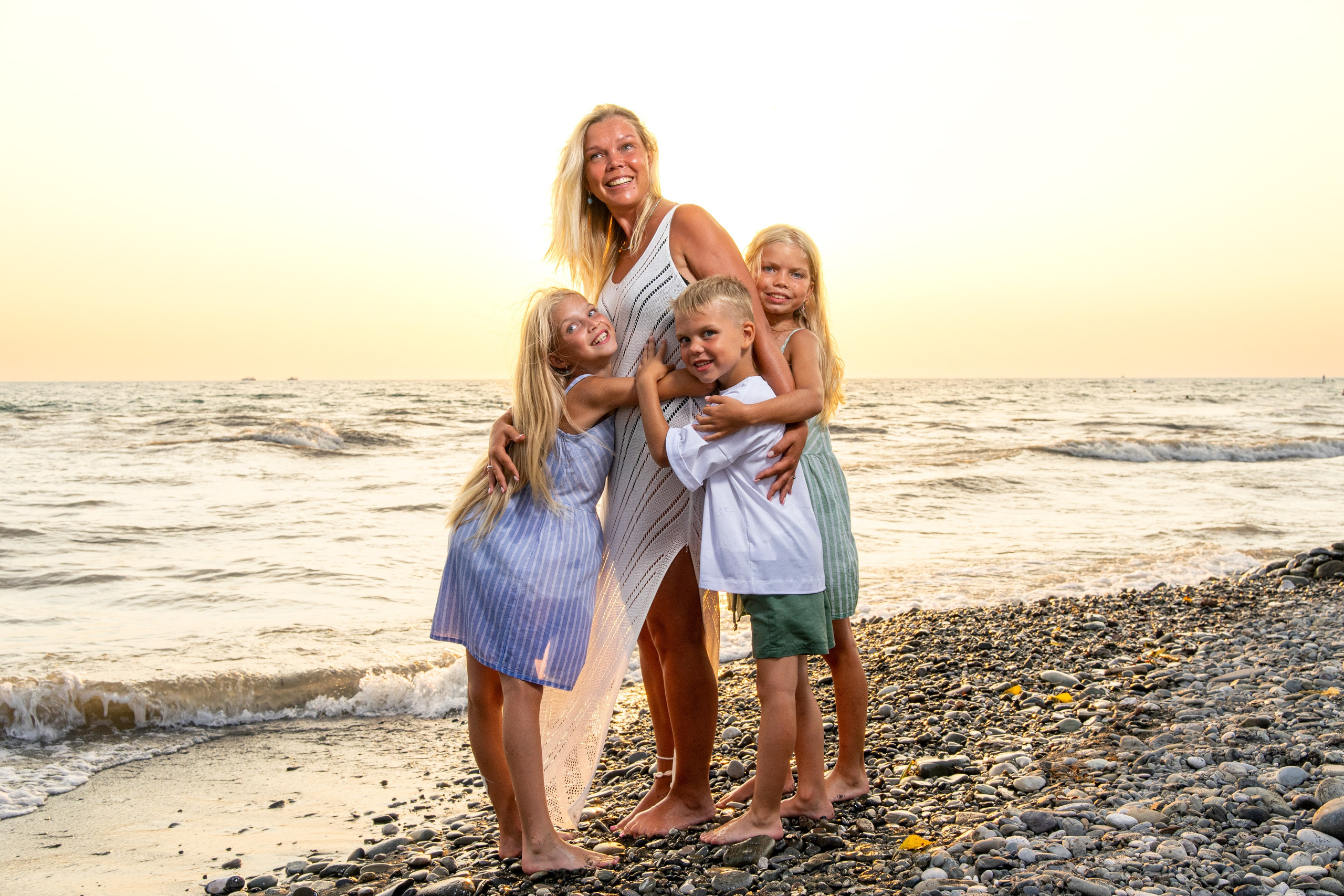 Семейная фотосессия на пляже. Фотограф в Сочи Тиунова Маргарита и Тиунов Евгений