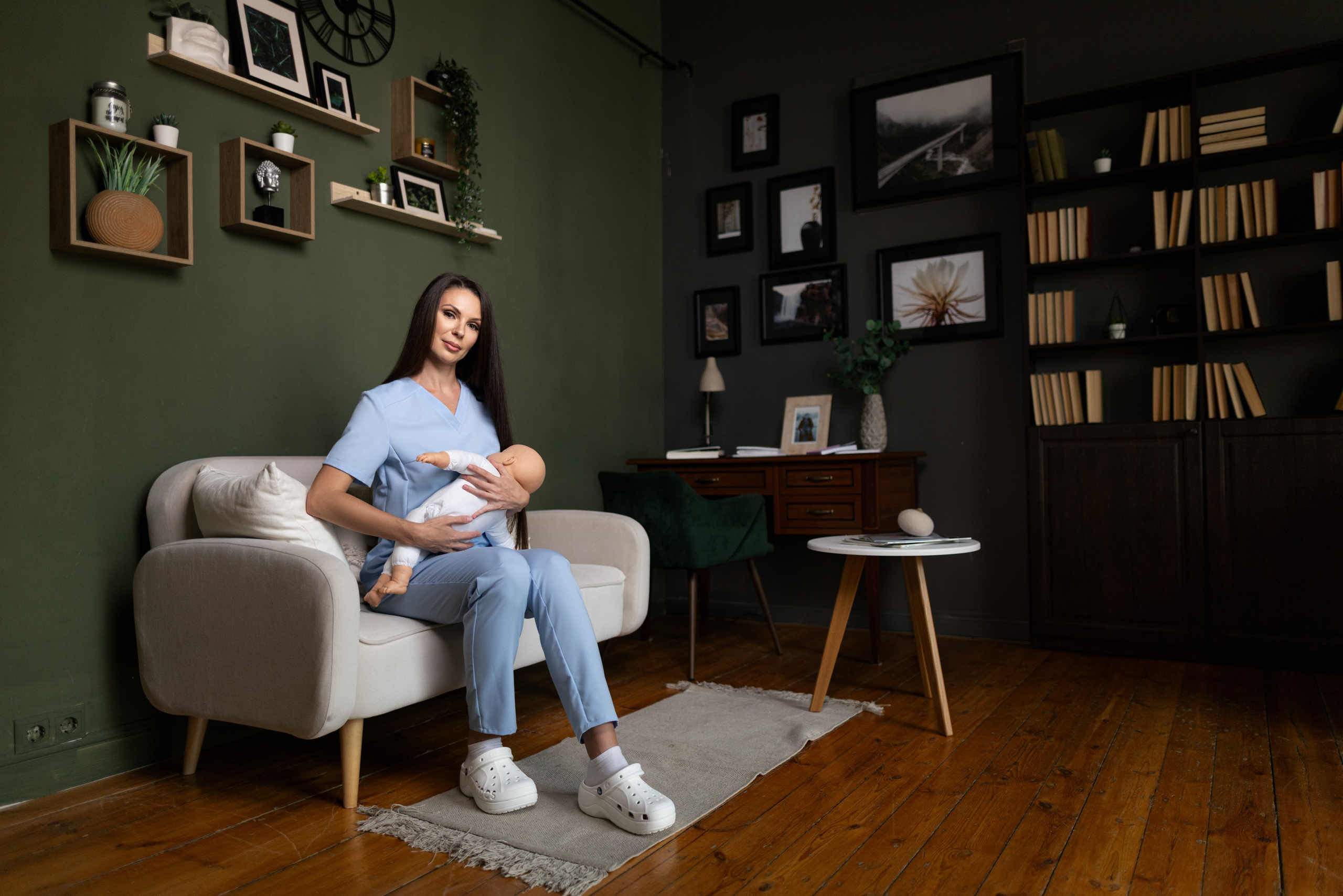 Контент съемка в студии с интерьером с Оксаной — специалиста по грудному вскармливанию для контента. Дмитрий Шульгин, портретный фотограф в Воронеже