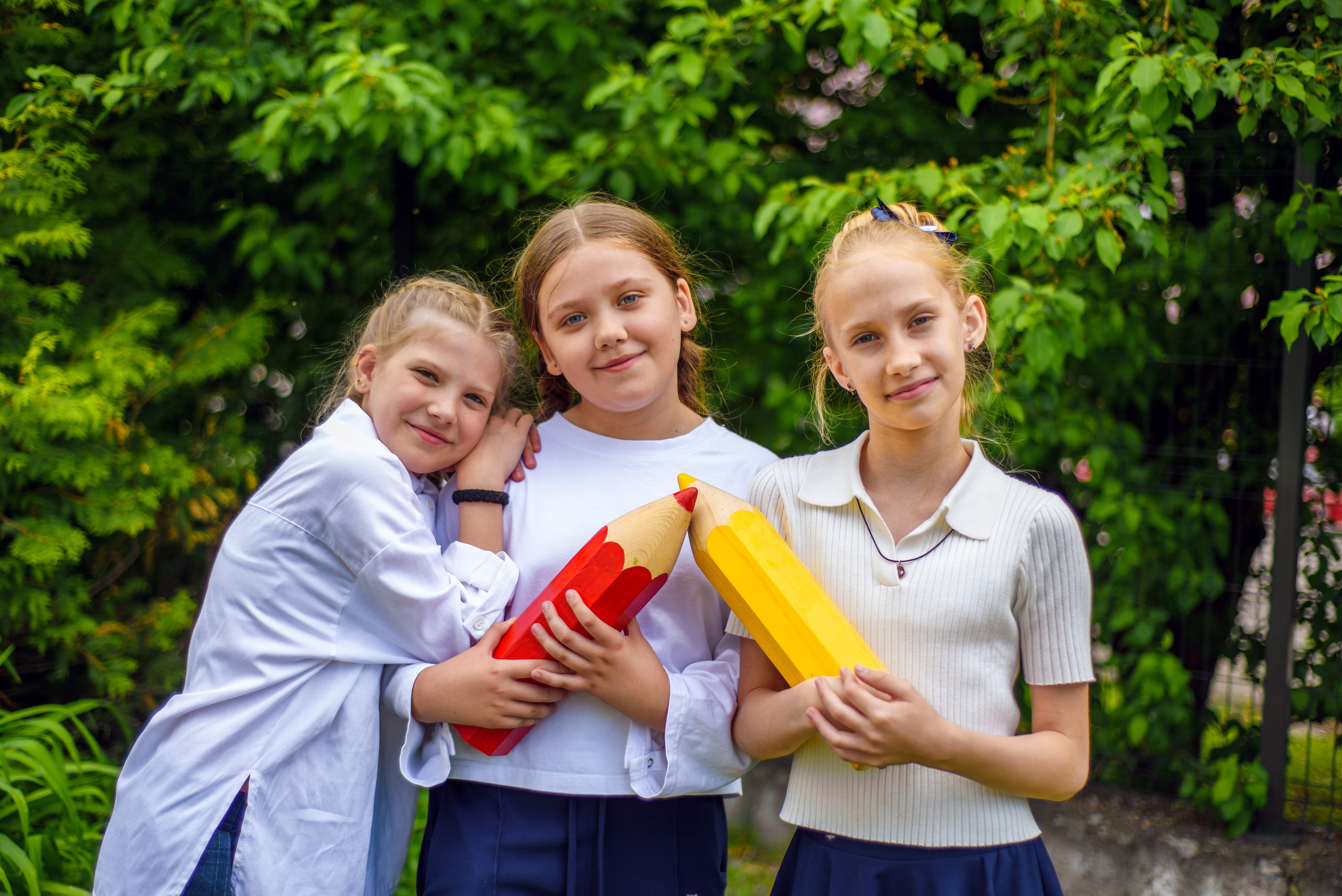 Фотосъемка в школьном саду. Фотограф. Выпускные альбомы в Барнауле