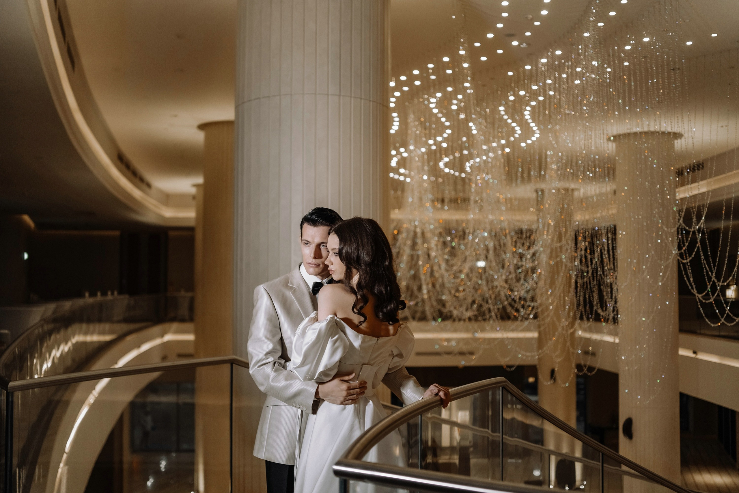 Фотосессия свадьбы на лестнице в Hyatt Regency Moscow Petrovsky Park. Свадебный и семейный фотограф в Москве Светлана Зоткина