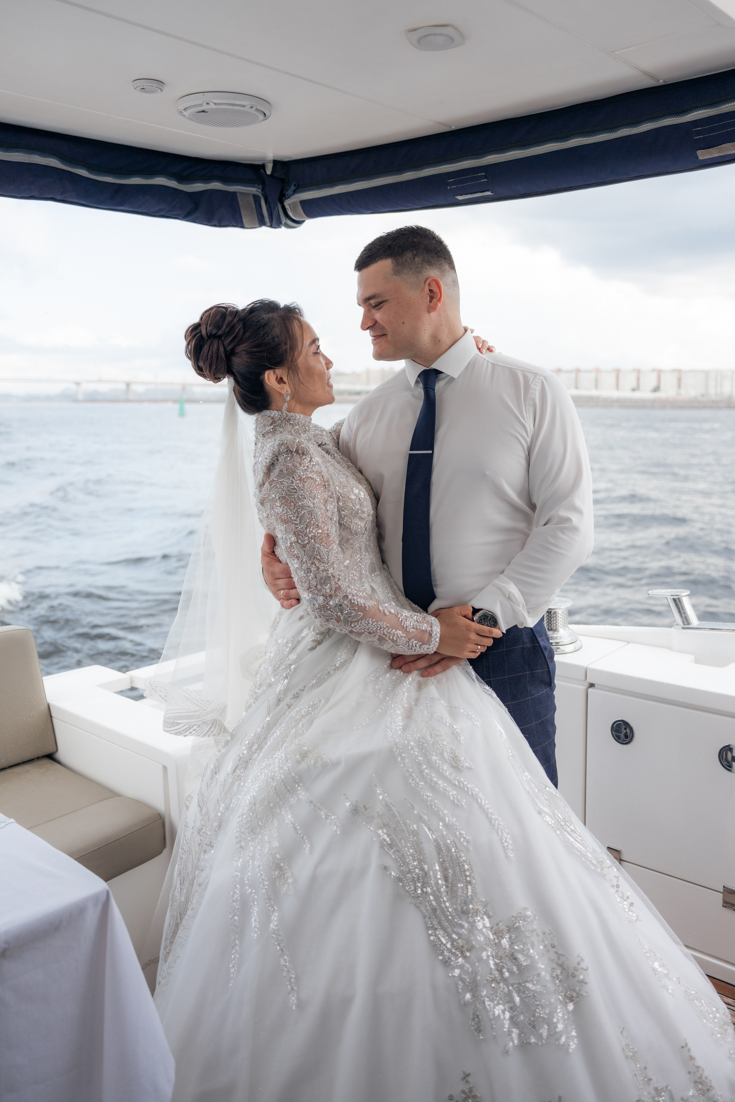 Свадебная фотосессия в Эрмитаже и на катере. Свадебный фотограф Александр Невский в Санкт-Петербурге