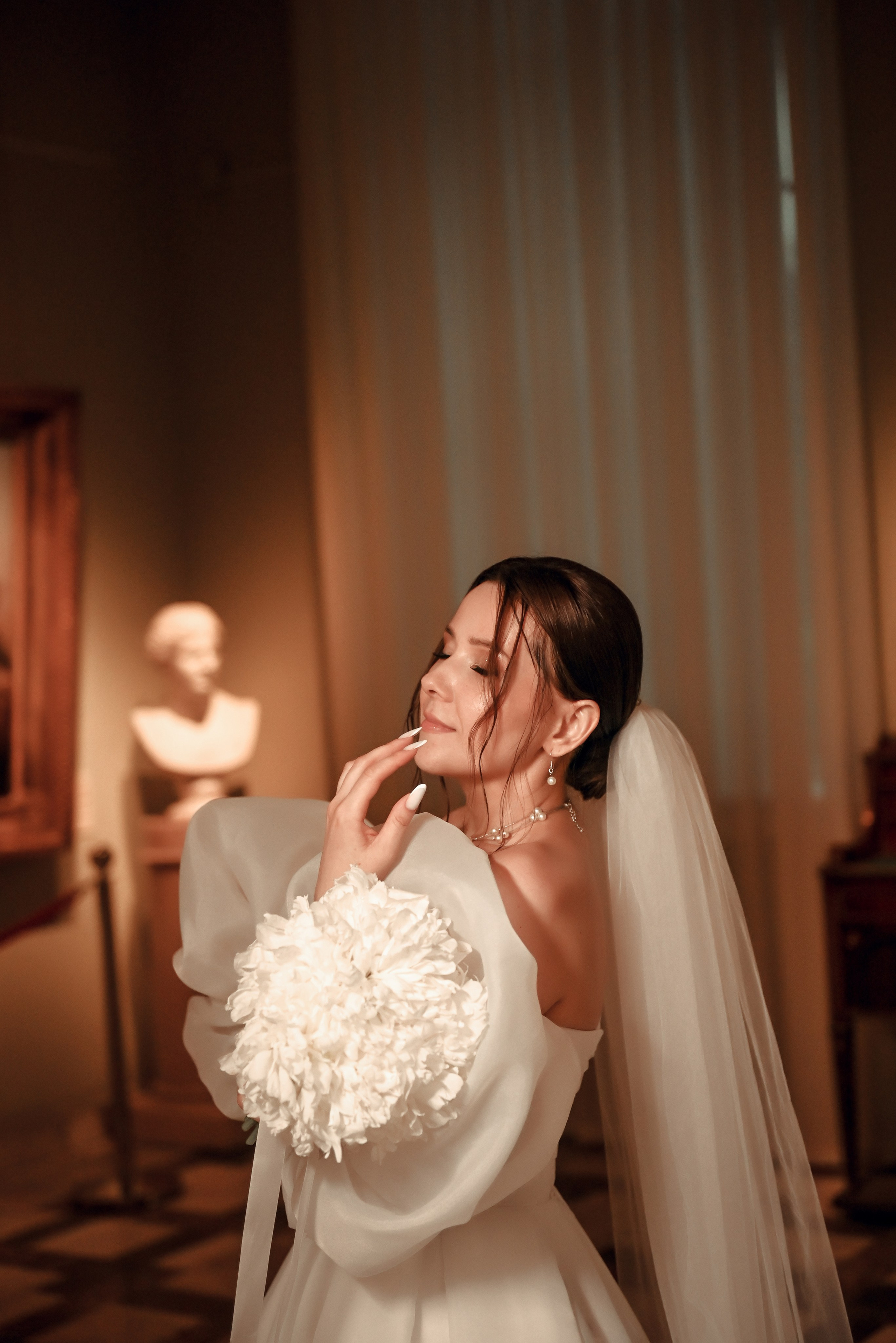 Небольшая свадебная серия в музее и прогулкой под дождем Эльмиры и Ризата. Свадебный, семейный, детский, контент фотограф в Омске Максим Ильин