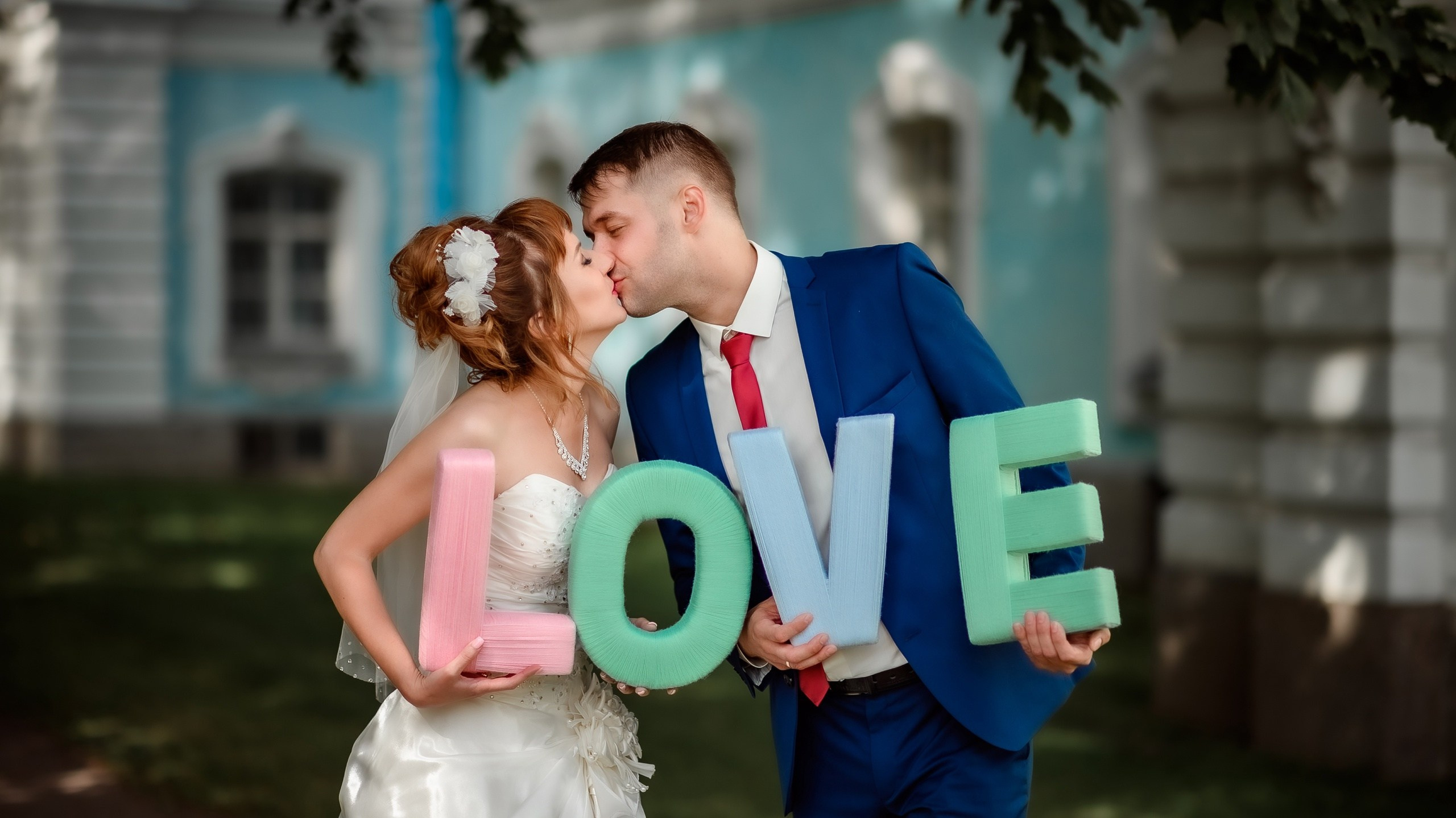 Свадебная фотосессия с декоративными буквами в Петербурге.