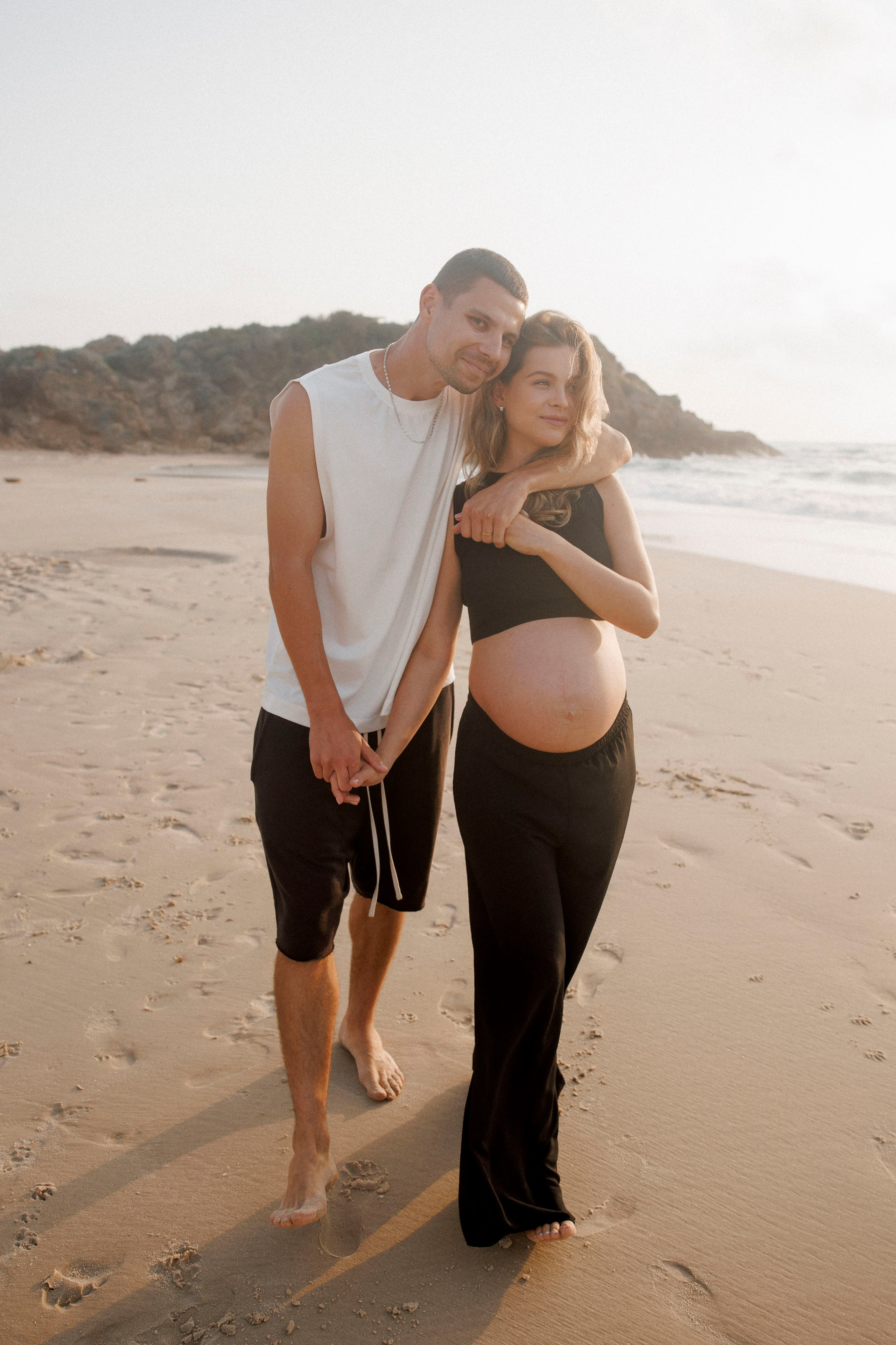 Pregnancy photoshoot near the sea (cloudy weather). Главная