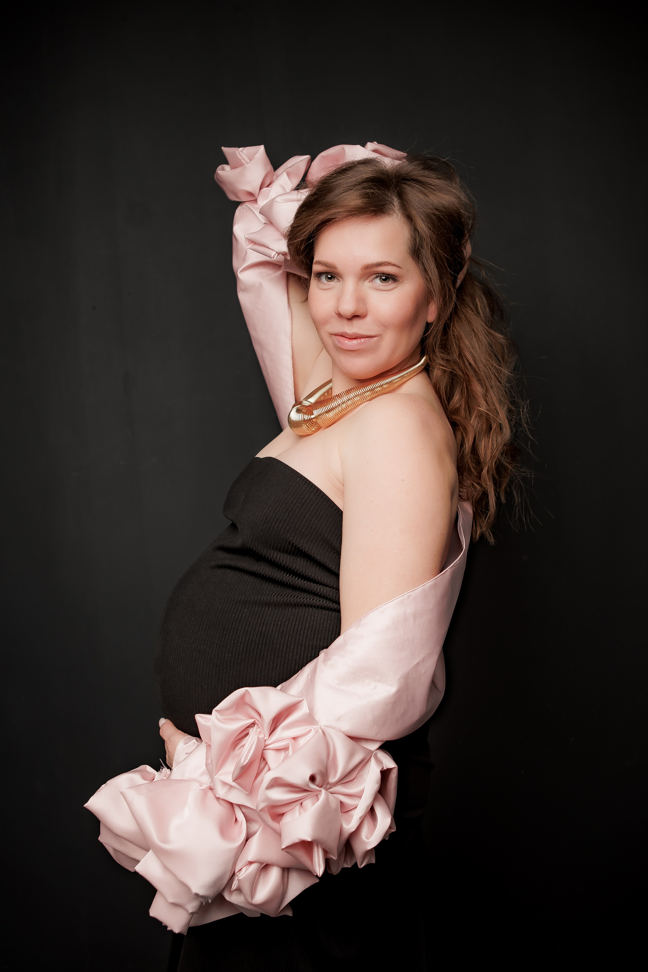 Фотография беременной женщины, радостная улыбка, нежность, ожидание ребенка