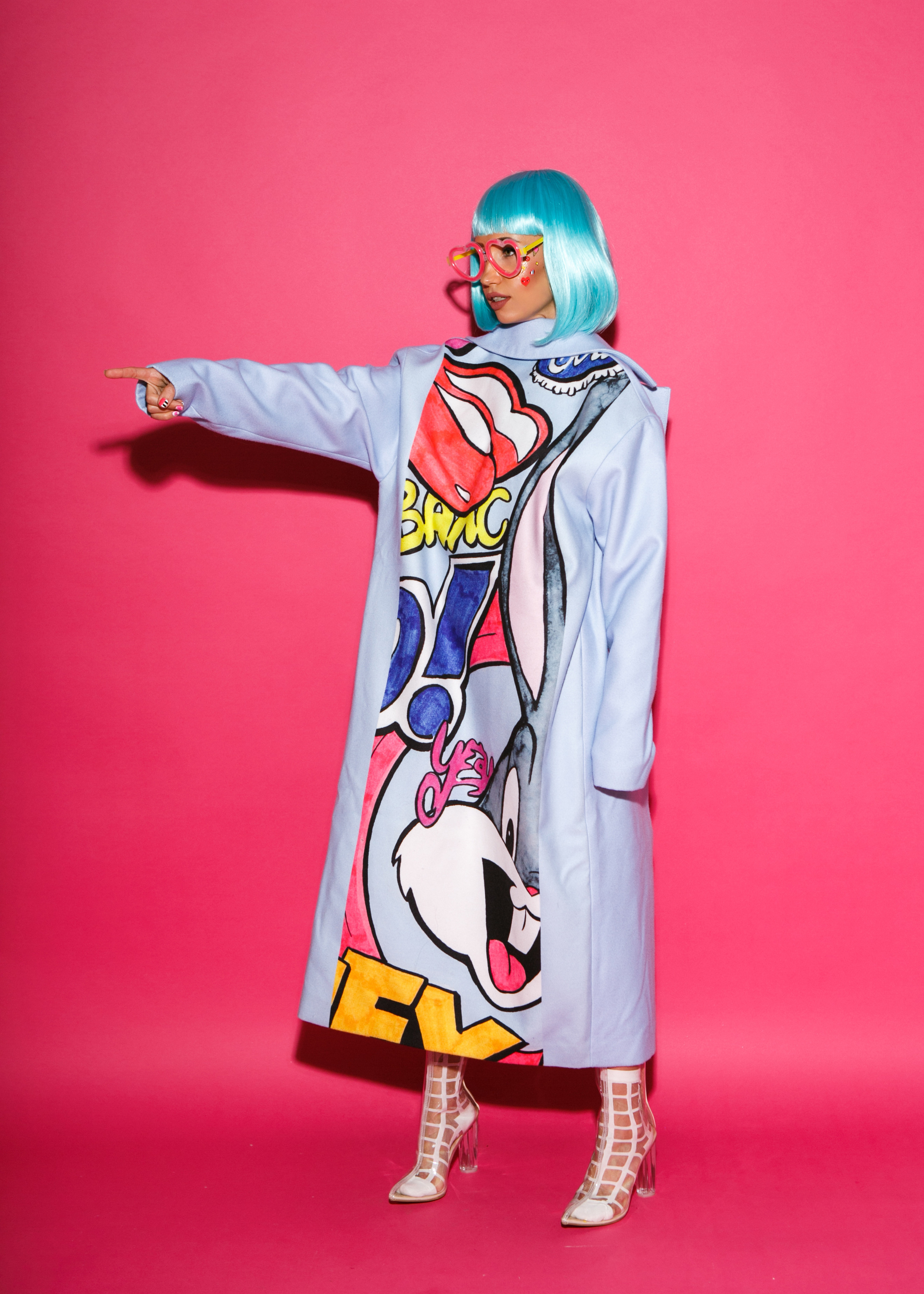 Дизайнерское необычное пальто бренда одежды ISWAG надето на модель задом на перед на ярком фоне